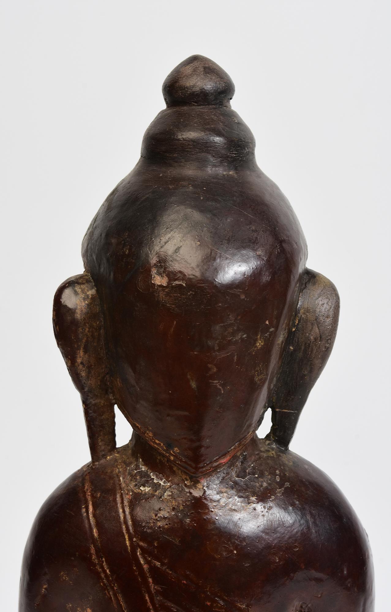 Bouddha assis en bois birman ancien Shan du 18ème siècle en vente 2