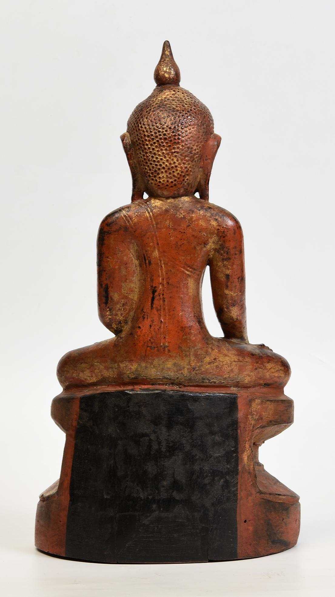 Bouddha assis en bois birman ancien Shan du 18ème siècle en vente 2