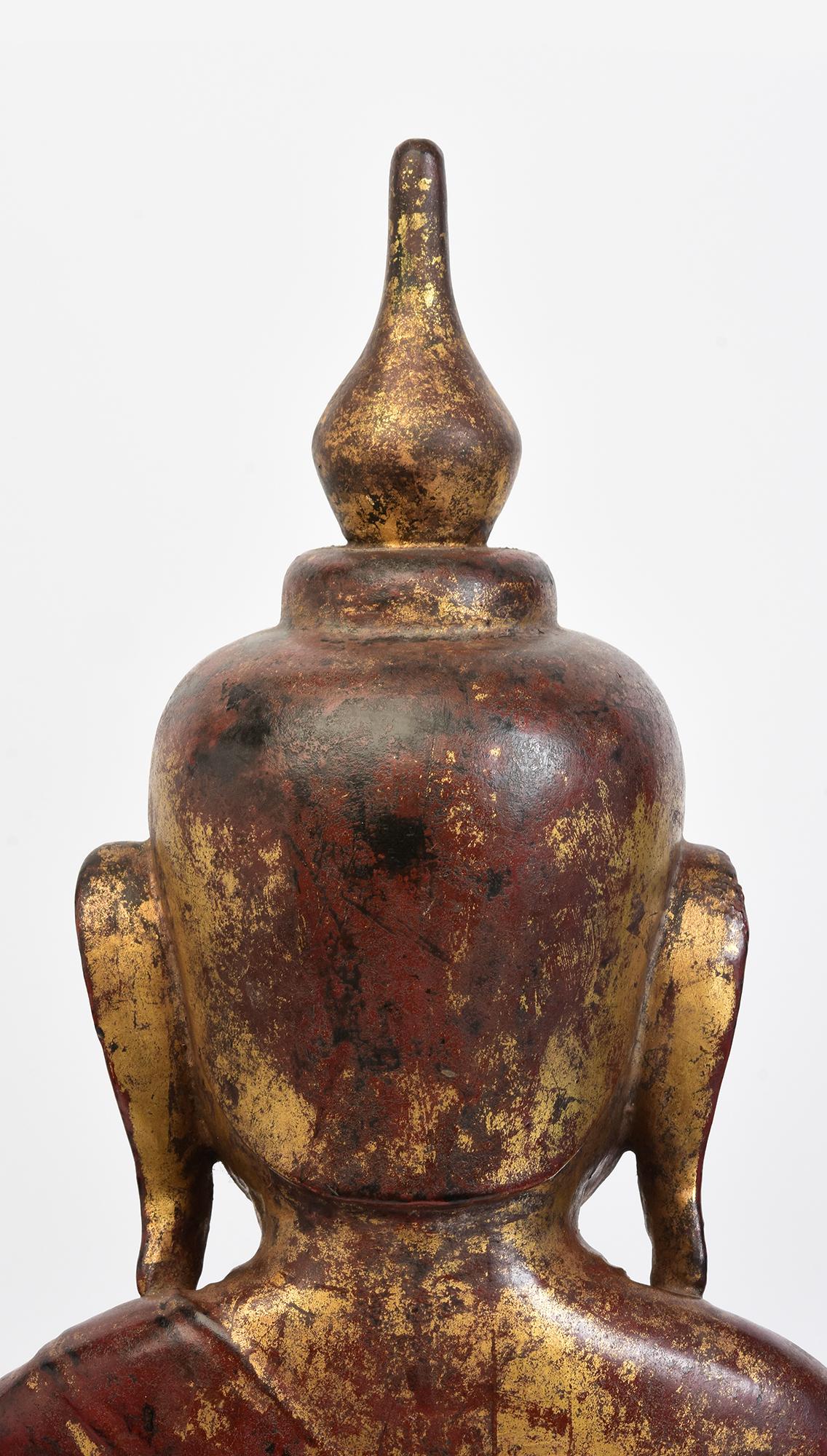 Bouddha assis en bois birman ancien Shan du 18ème siècle en vente 2