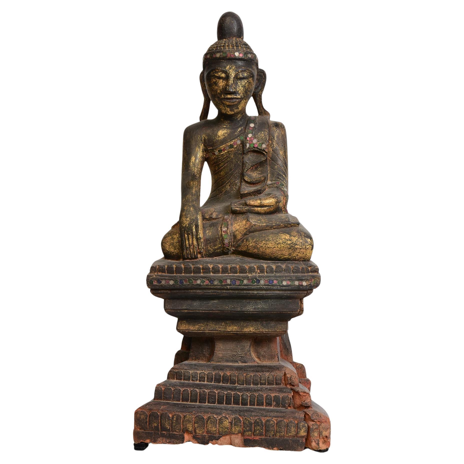 18. Jahrhundert, Shan, antiker burmesischer sitzender Buddha aus Holz im Angebot