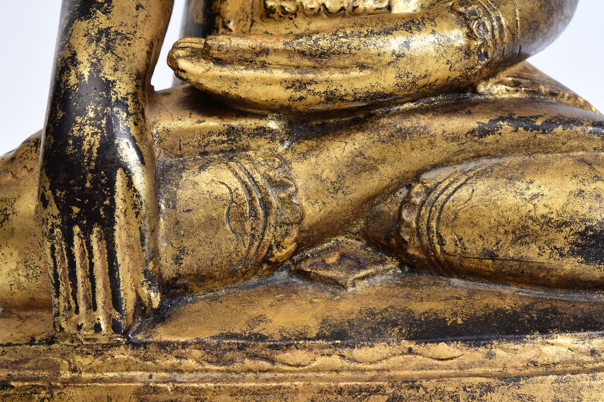 18th Century, Shan, Antique Burmese Wooden Seated Buddha with Gilded Gold In Good Condition For Sale In Sampantawong, TH