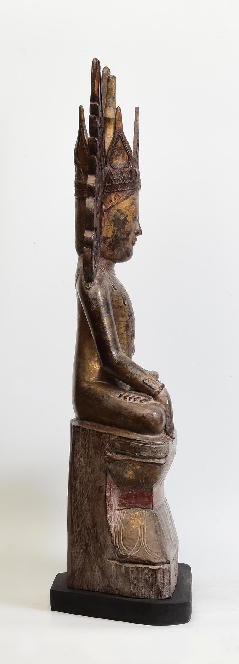 Siglo XVIII, Shan, Antiguo Buda de madera birmano sentado y coronado como un rey en venta 4
