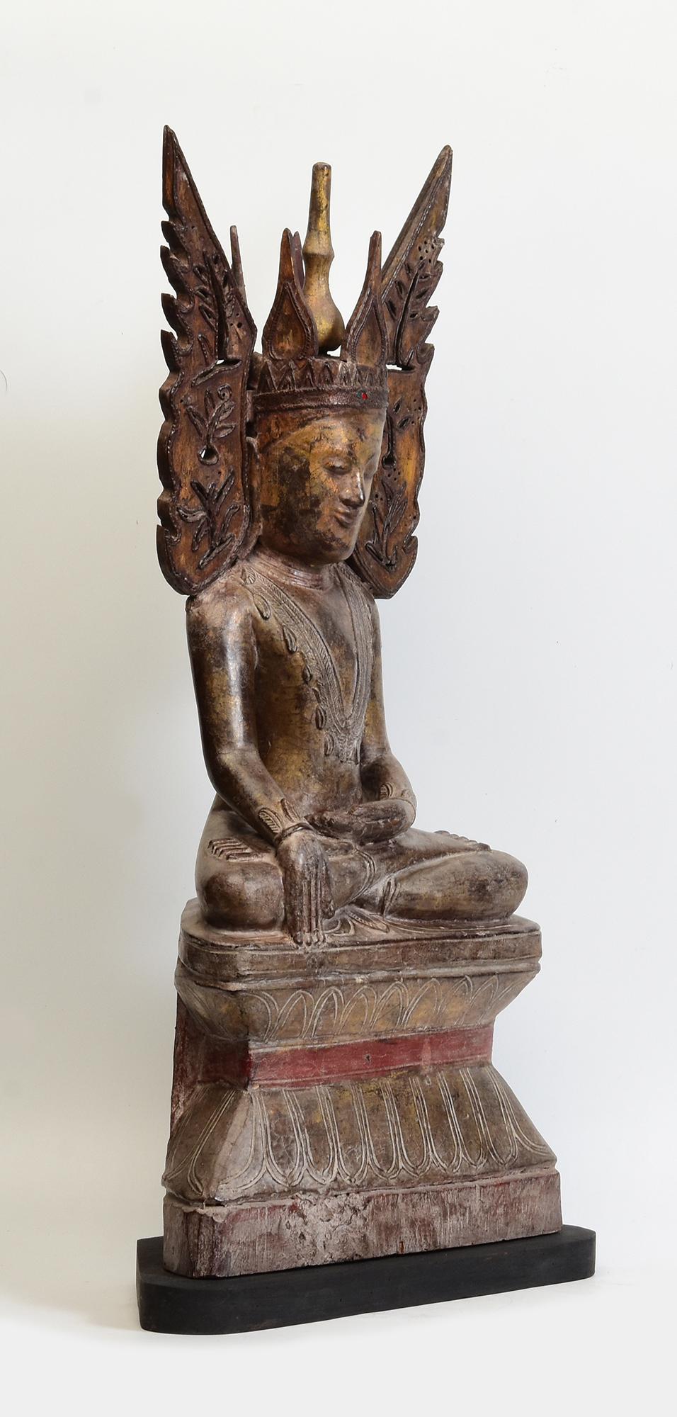 Siglo XVIII, Shan, Antiguo Buda de madera birmano sentado y coronado como un rey en venta 5