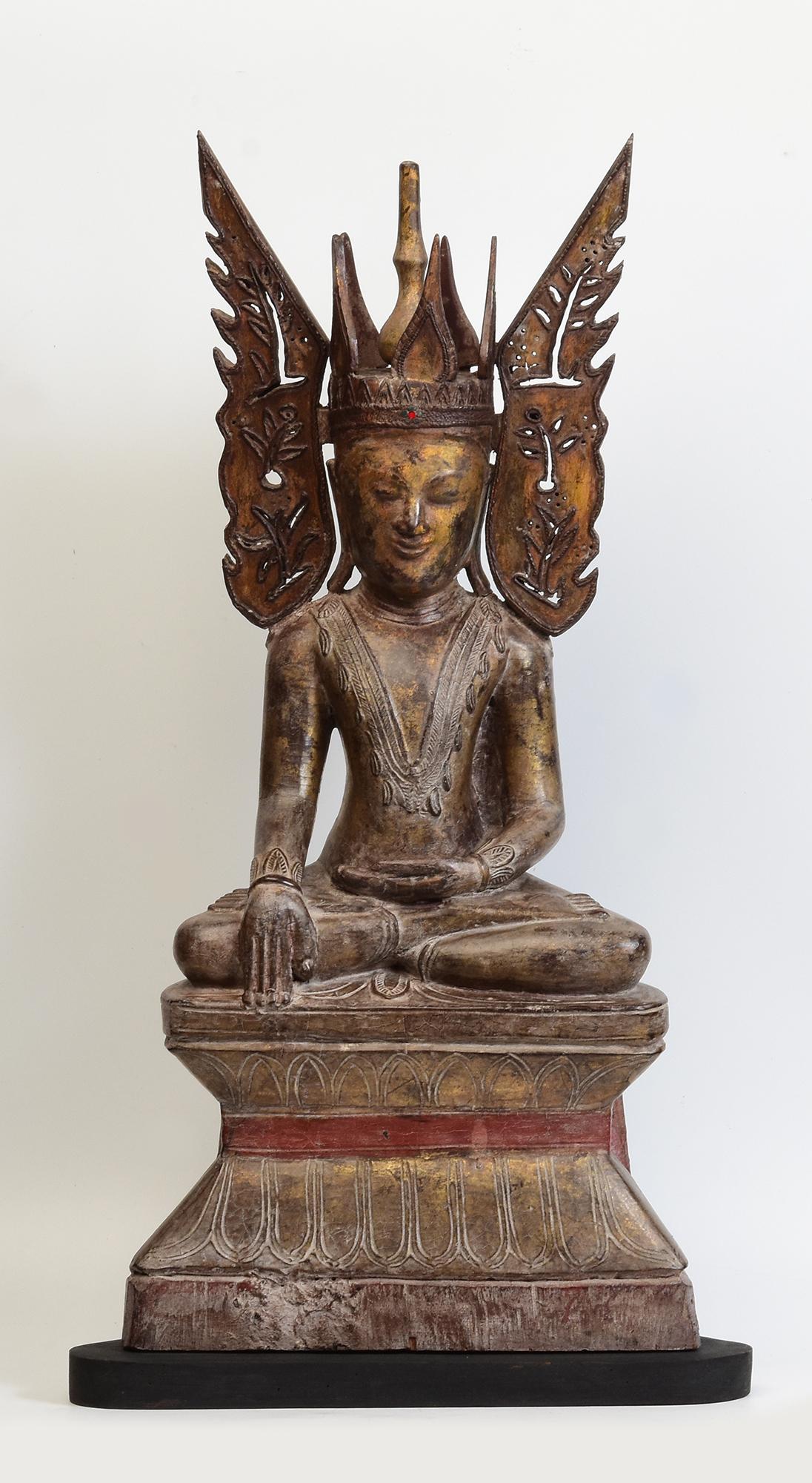 Siglo XVIII, Shan, Antiguo Buda de madera birmano sentado y coronado como un rey en venta 6