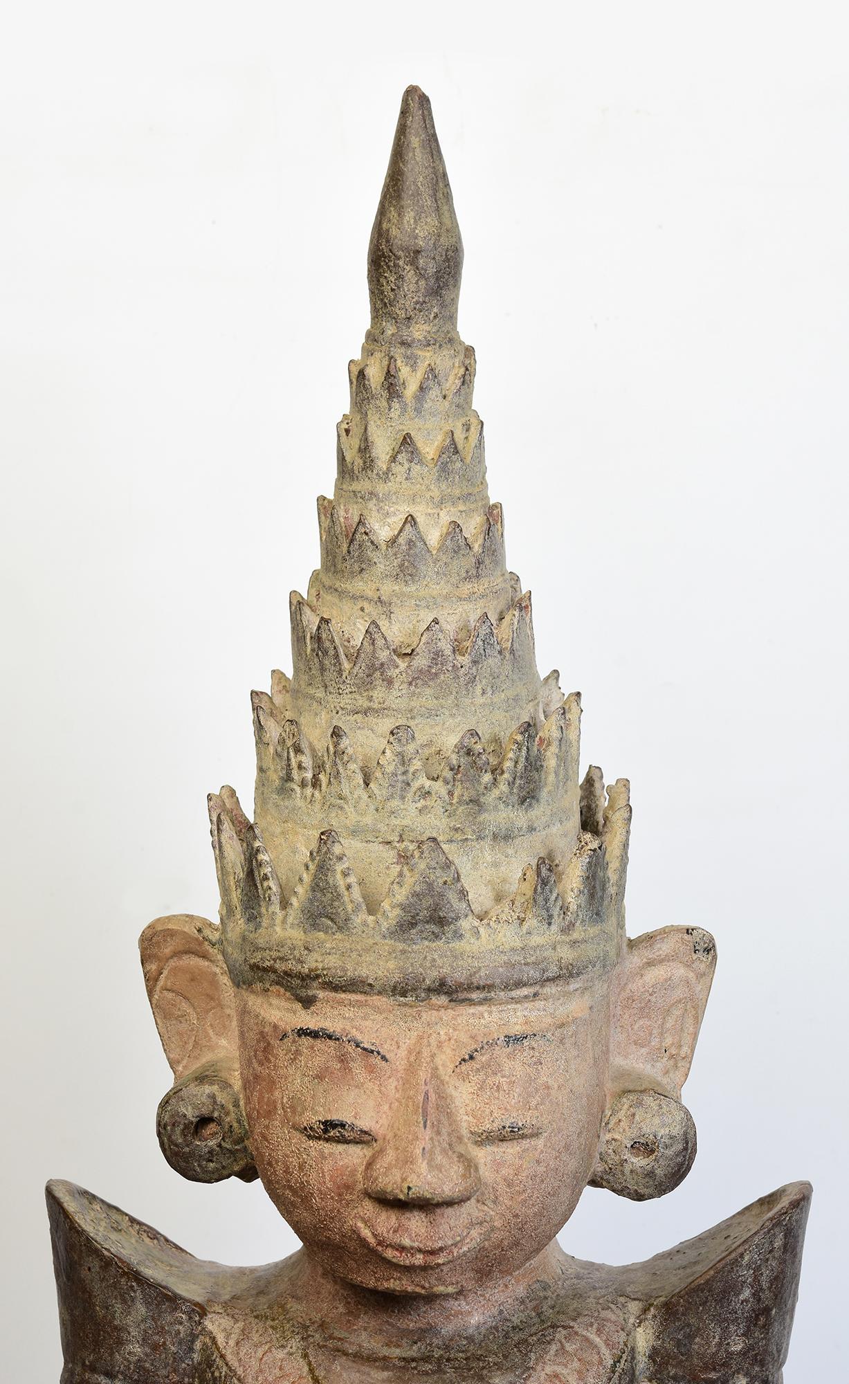 Antiker birmanischer sitzender Buddha aus Holz mit Krone, manchmal auch als 