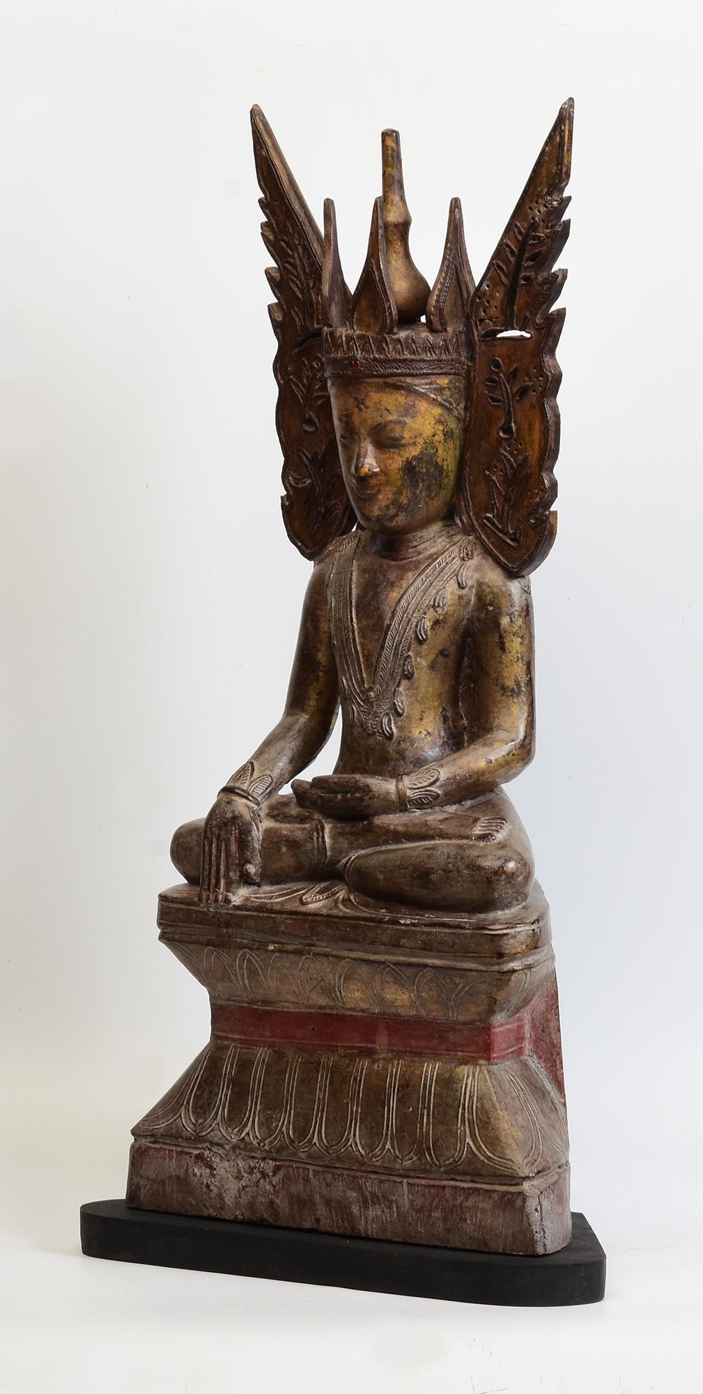 Siglo XVIII, Shan, Antiguo Buda de madera birmano sentado y coronado como un rey Madera en venta