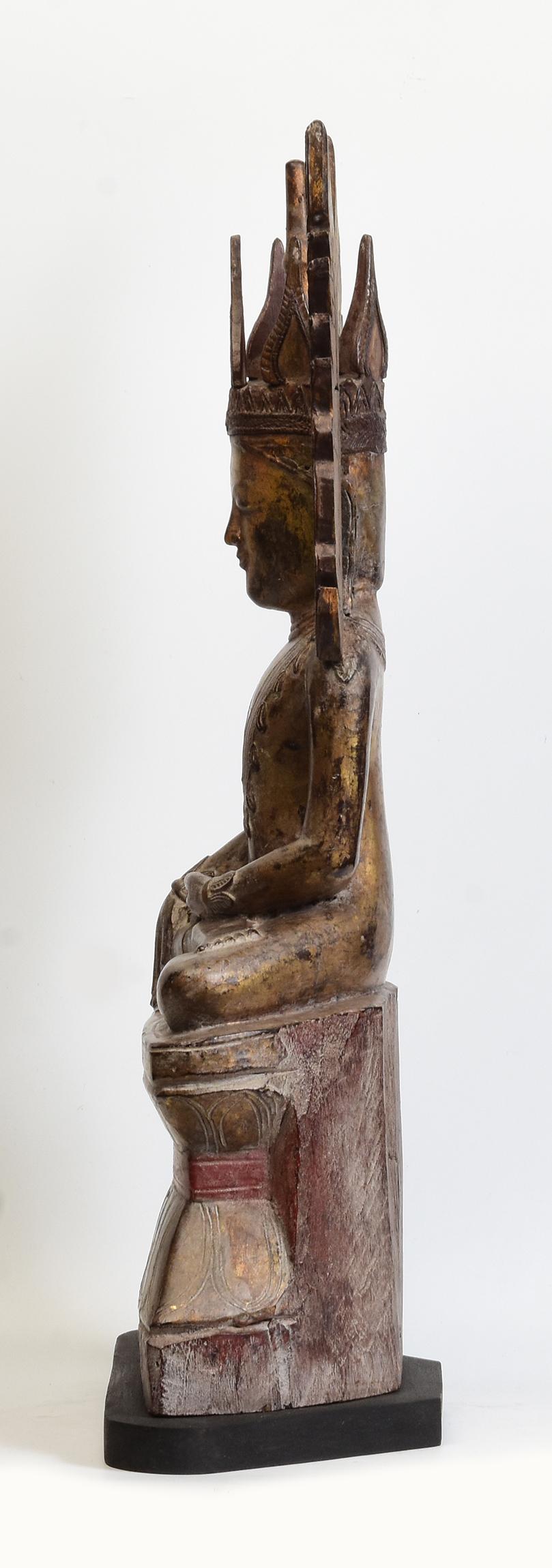 Siglo XVIII, Shan, Antiguo Buda de madera birmano sentado y coronado como un rey en venta 1