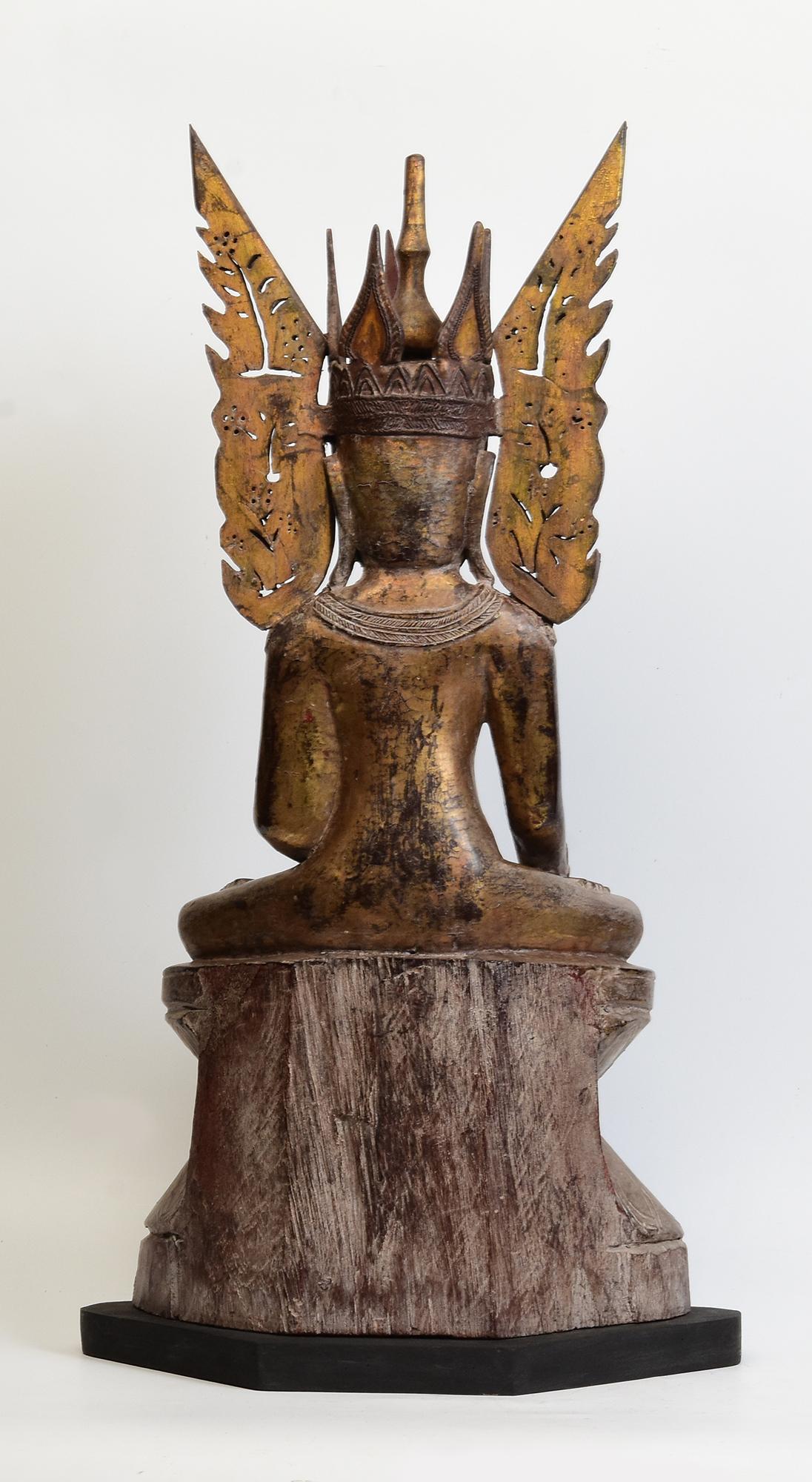Siglo XVIII, Shan, Antiguo Buda de madera birmano sentado y coronado como un rey en venta 2