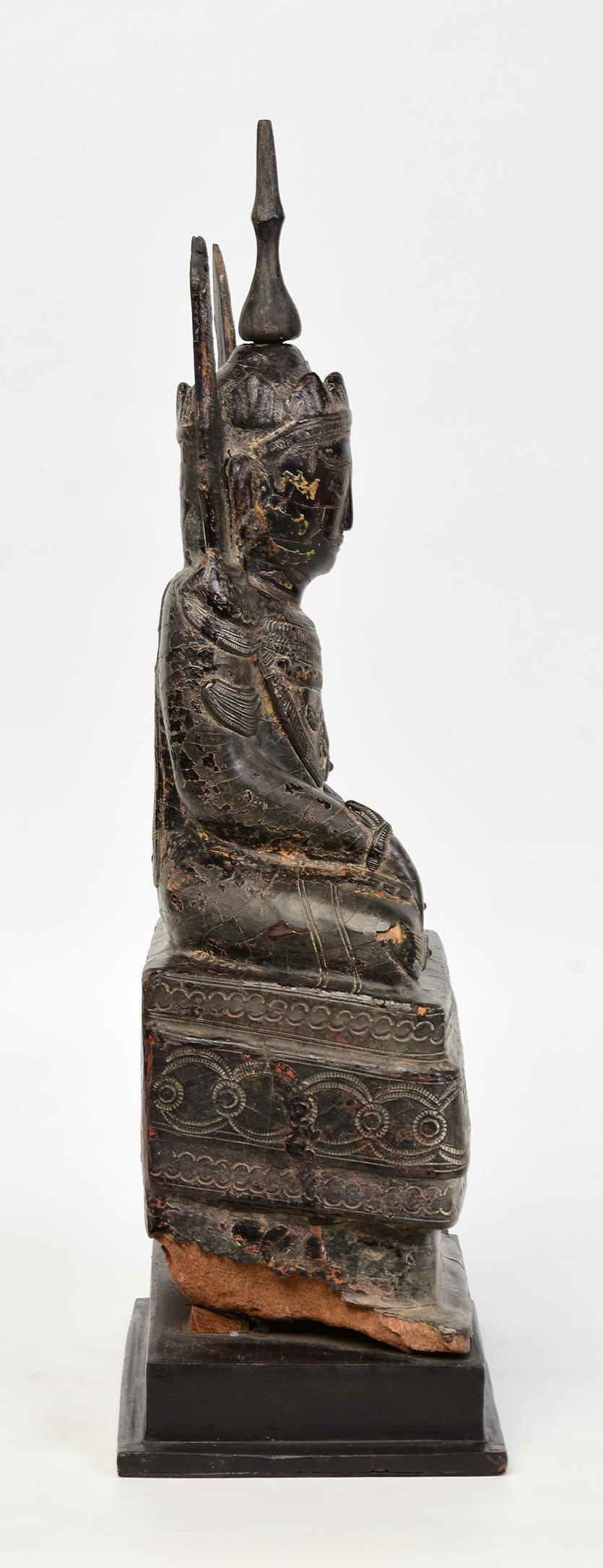 XVIIIe siècle, Shan, ancienne statue birmane de Bouddha roi couronné assis en bois en vente 4