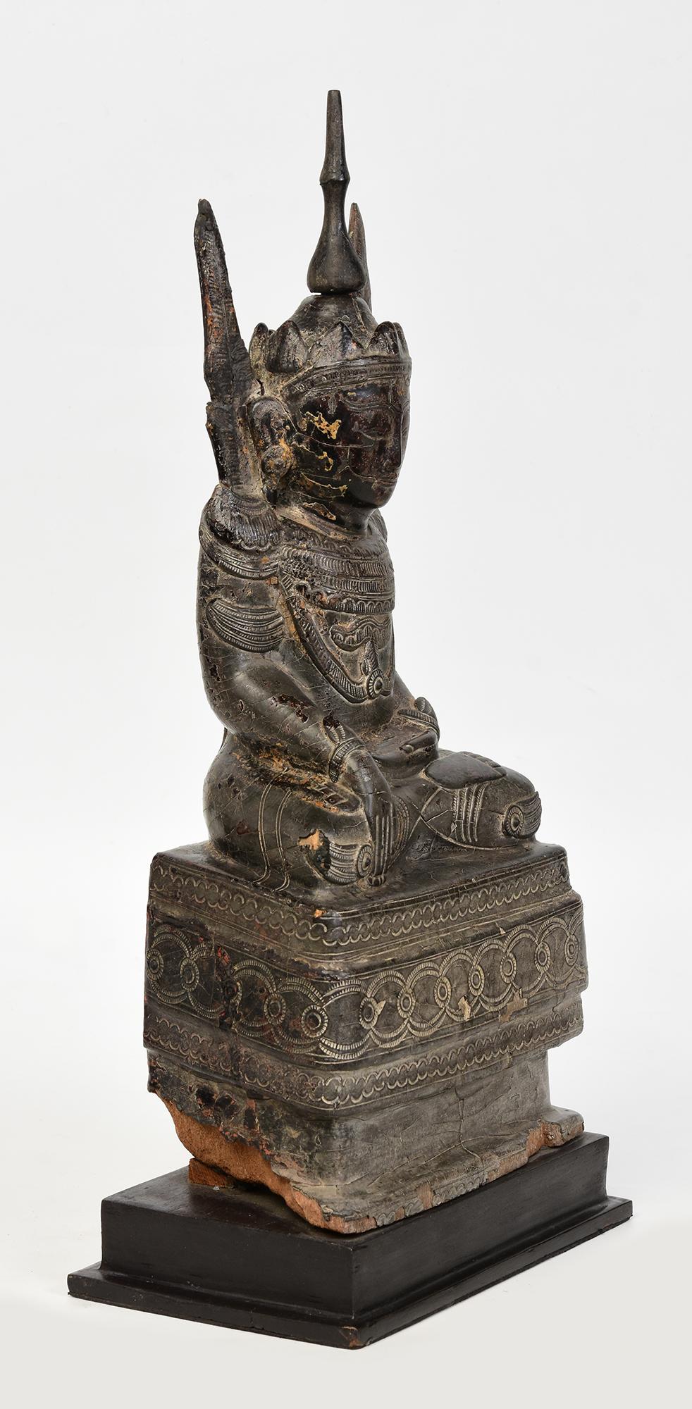 XVIIIe siècle, Shan, ancienne statue birmane de Bouddha roi couronné assis en bois en vente 5