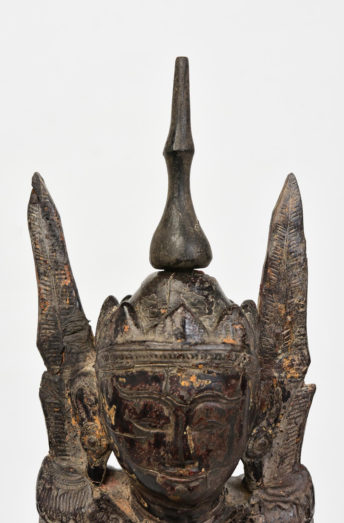 Ancien Bouddha couronné assis en bois birman, parfois appelé 