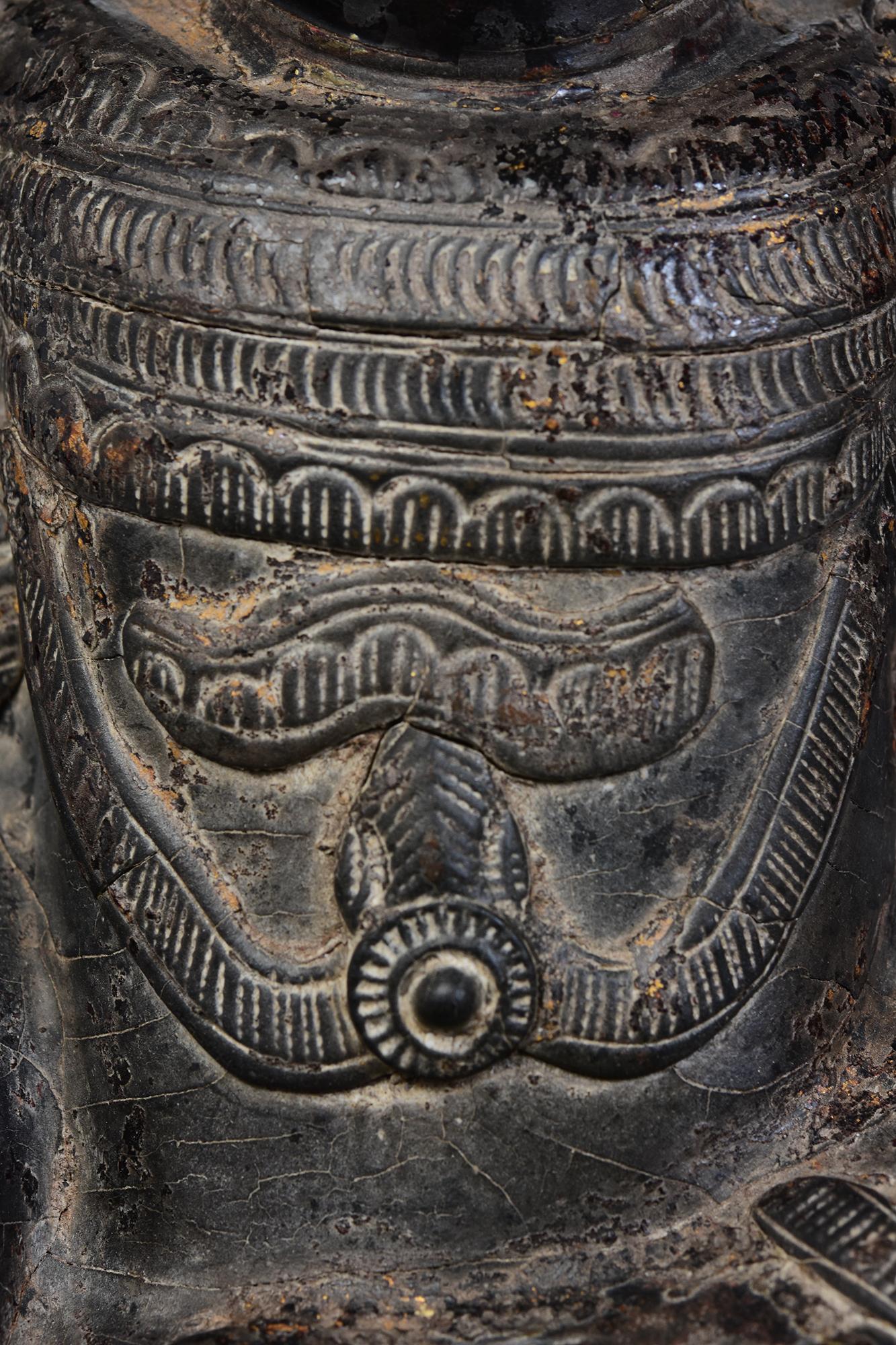 Birman XVIIIe siècle, Shan, ancienne statue birmane de Bouddha roi couronné assis en bois en vente