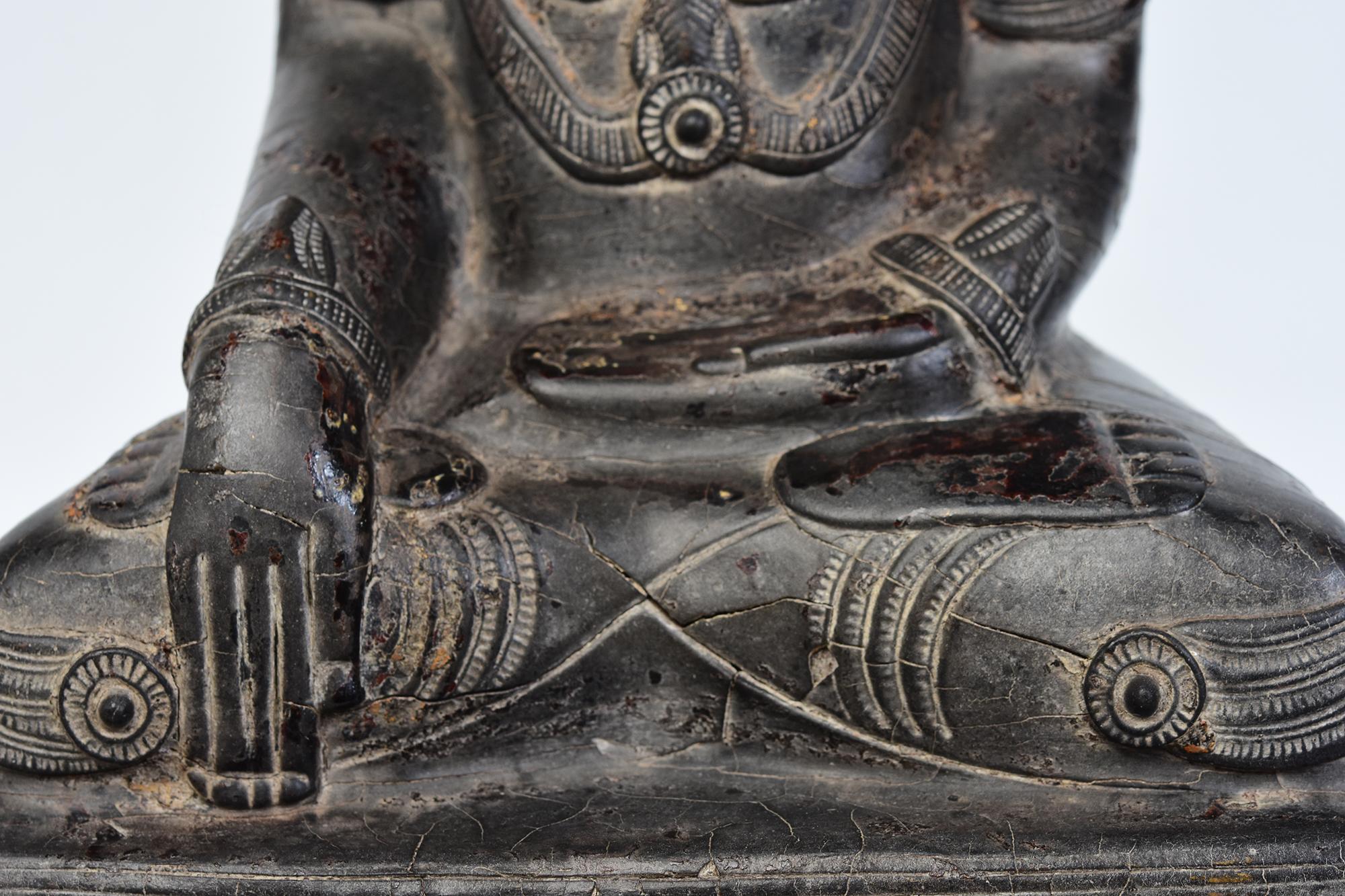 Sculpté à la main XVIIIe siècle, Shan, ancienne statue birmane de Bouddha roi couronné assis en bois en vente