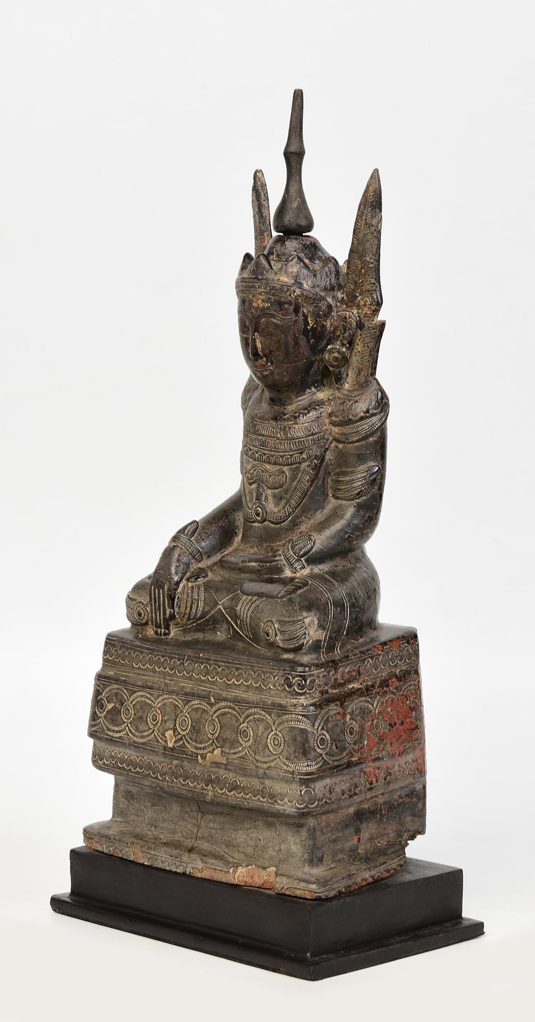 Bois XVIIIe siècle, Shan, ancienne statue birmane de Bouddha roi couronné assis en bois en vente