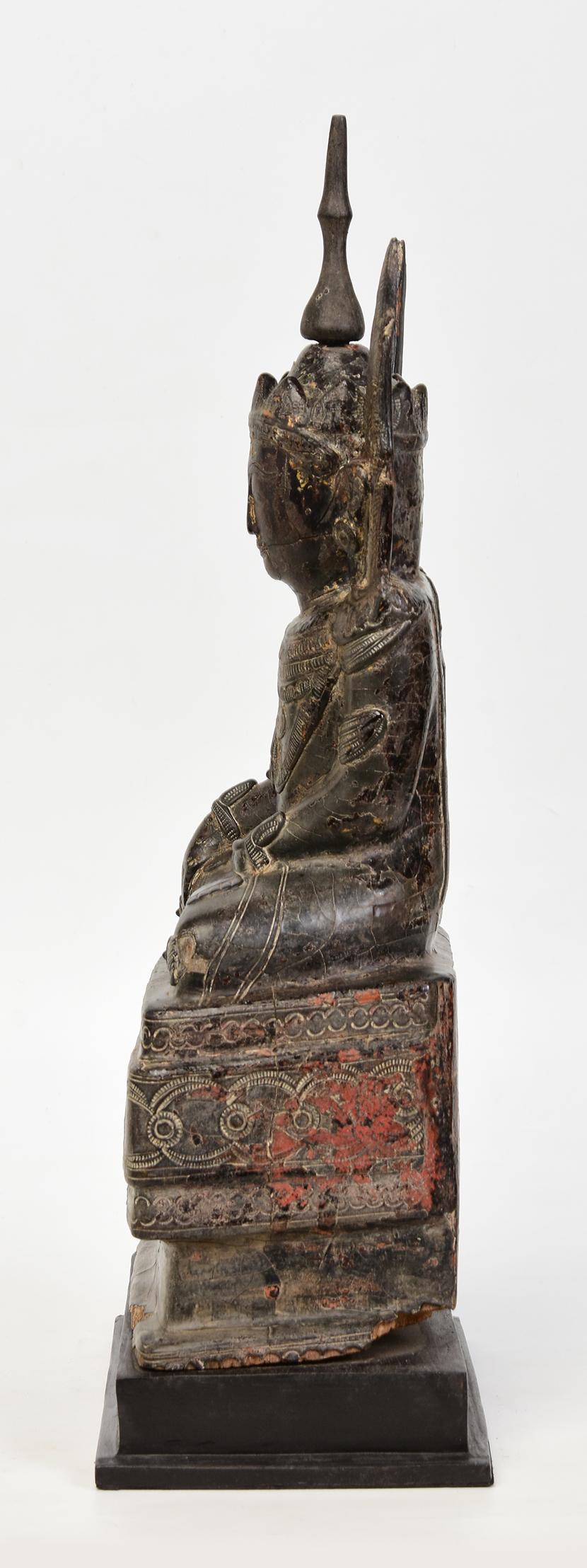 XVIIIe siècle, Shan, ancienne statue birmane de Bouddha roi couronné assis en bois en vente 1
