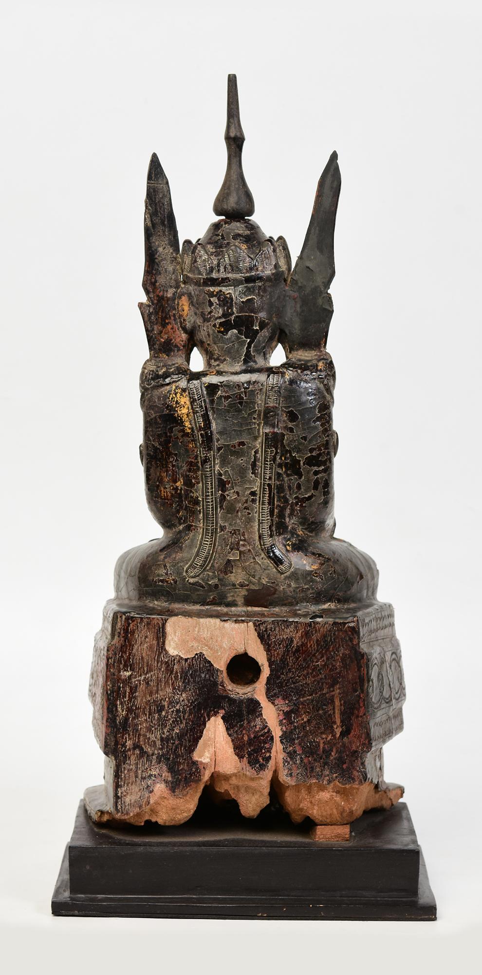XVIIIe siècle, Shan, ancienne statue birmane de Bouddha roi couronné assis en bois en vente 2