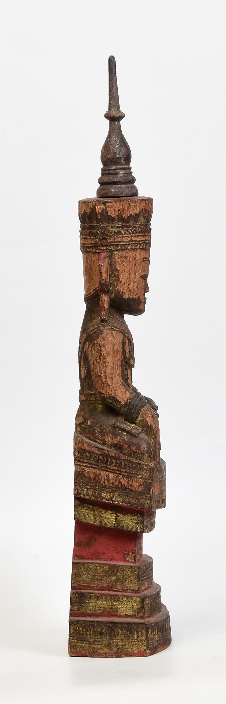 XVIIIe siècle, Shan, Bouddha couronné assis en bois ancien de Birmanie en vente 4