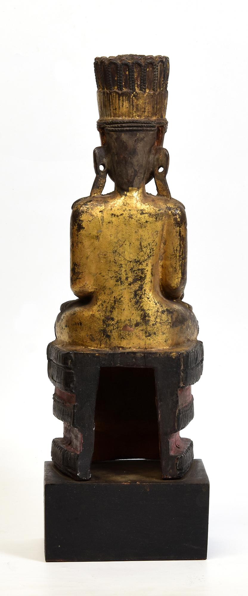 XVIIIe siècle, Shan, Bouddha couronné assis en bois ancien de Birmanie en vente 4