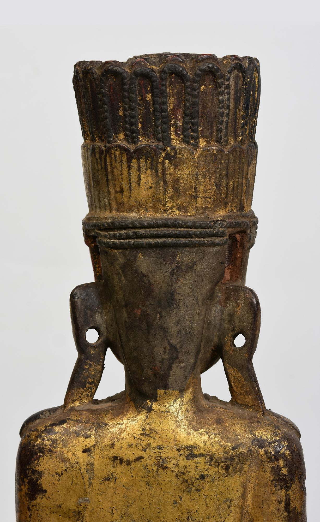 XVIIIe siècle, Shan, Bouddha couronné assis en bois ancien de Birmanie en vente 5