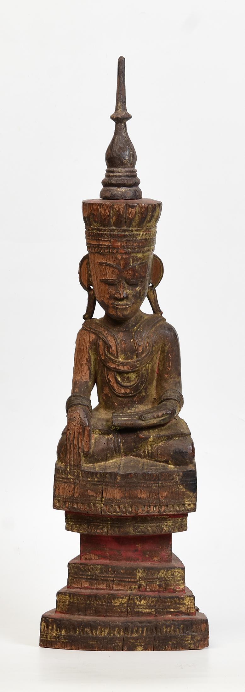 XVIIIe siècle, Shan, Bouddha couronné assis en bois ancien de Birmanie en vente 6