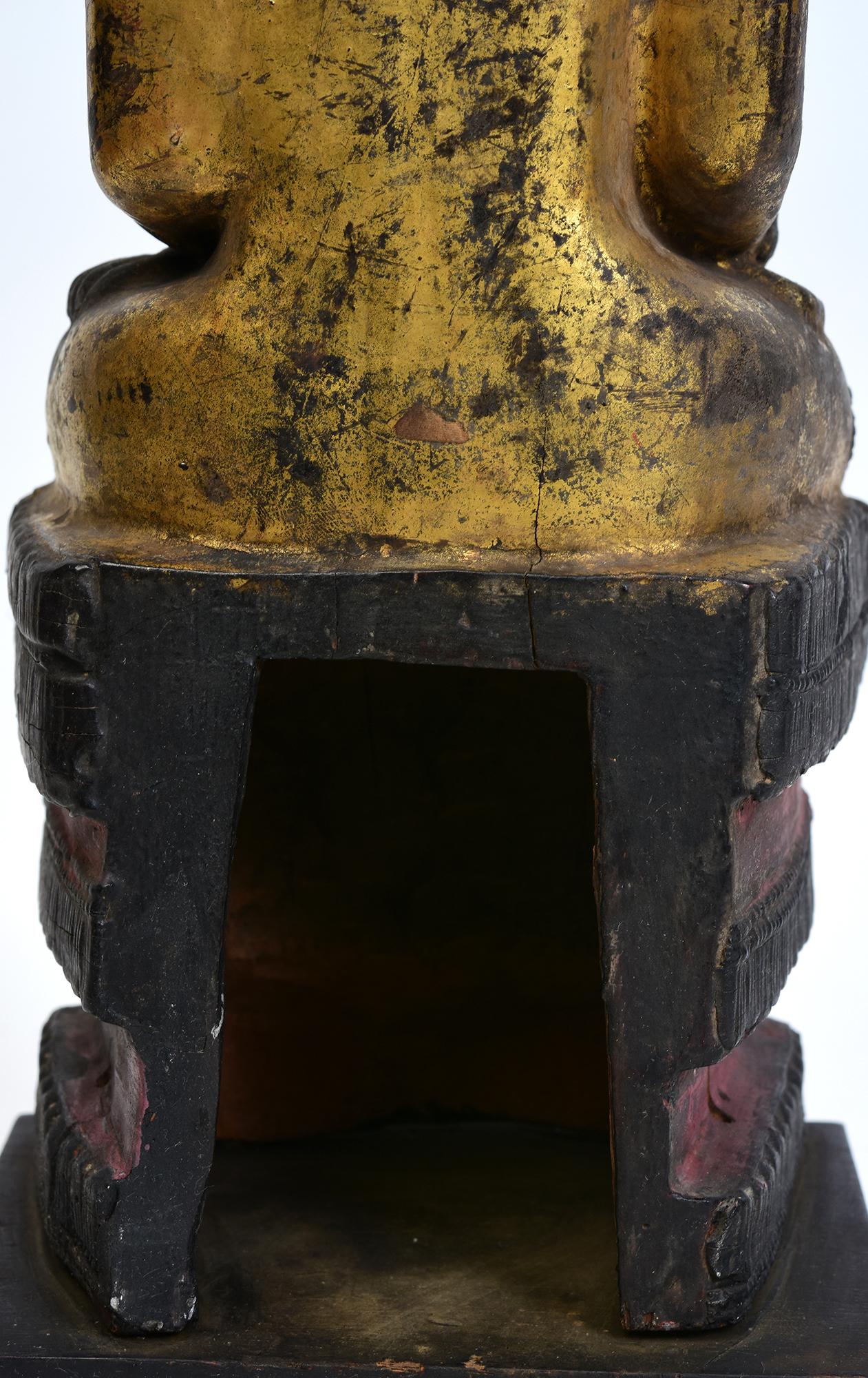 XVIIIe siècle, Shan, Bouddha couronné assis en bois ancien de Birmanie en vente 6