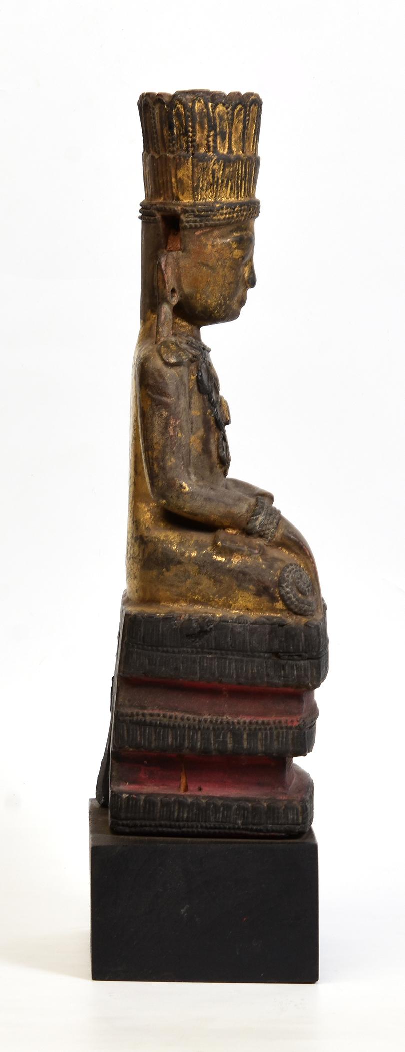 XVIIIe siècle, Shan, Bouddha couronné assis en bois ancien de Birmanie en vente 7