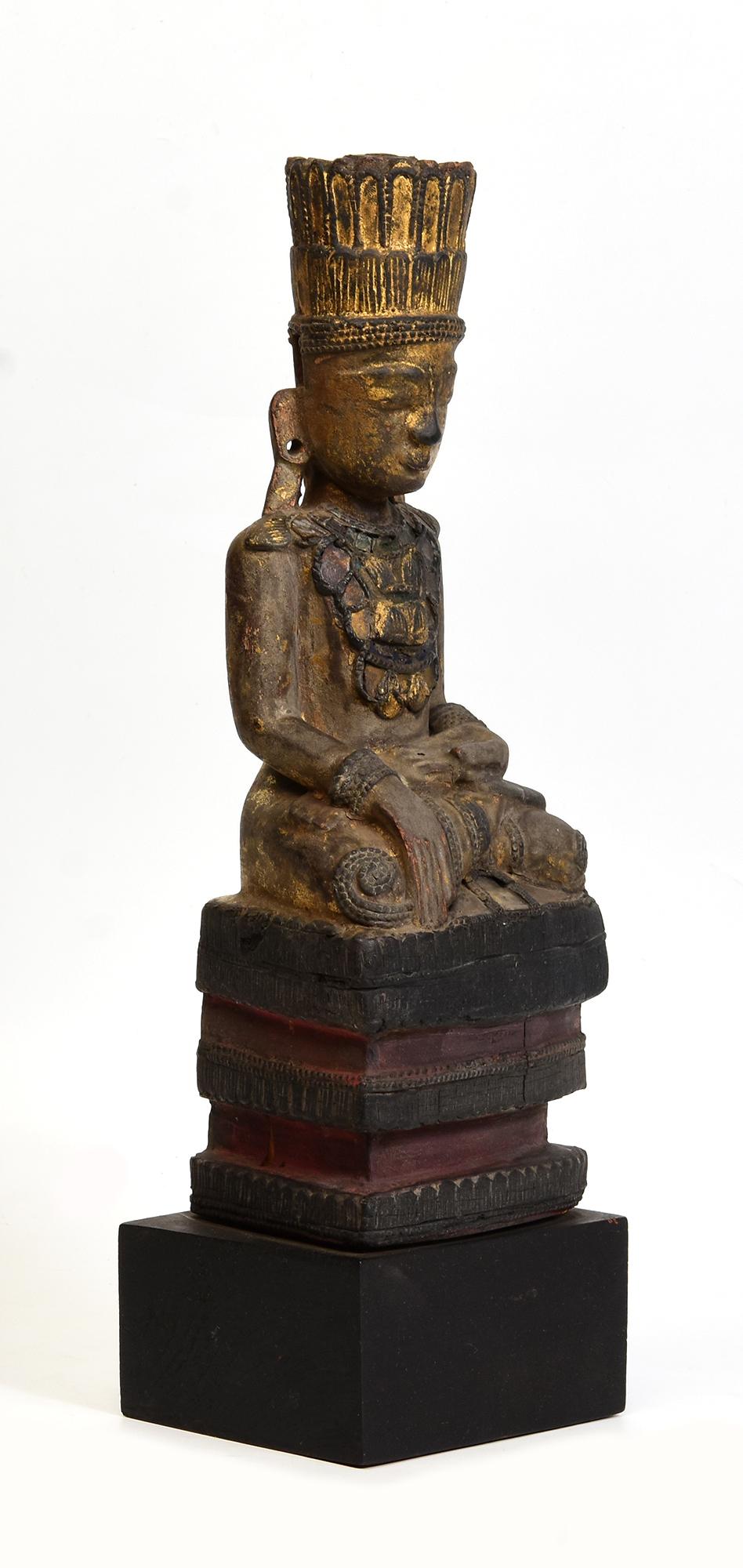 XVIIIe siècle, Shan, Bouddha couronné assis en bois ancien de Birmanie en vente 8