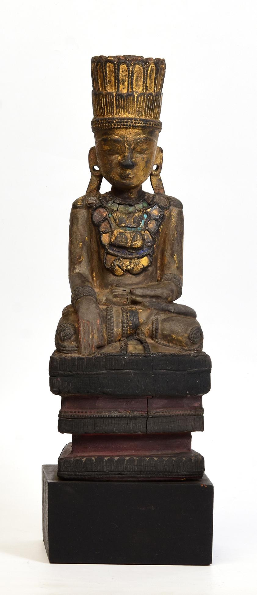 XVIIIe siècle, Shan, Bouddha couronné assis en bois ancien de Birmanie en vente 9