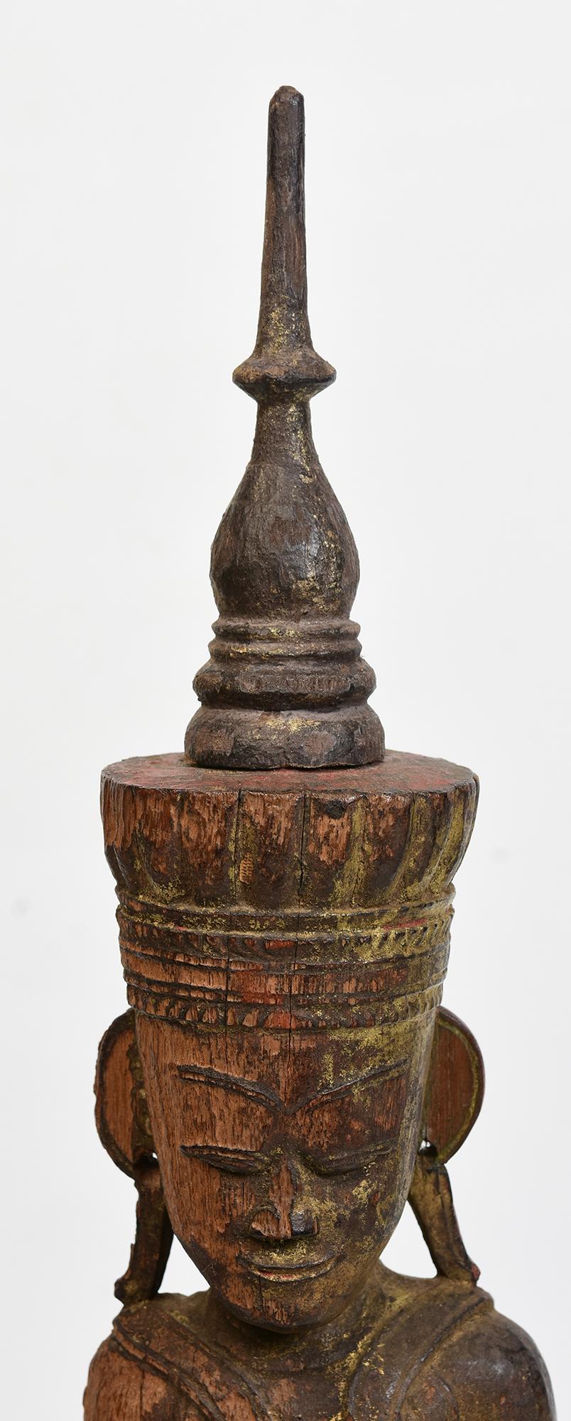 Ancien Bouddha couronné assis en bois birman, parfois appelé 