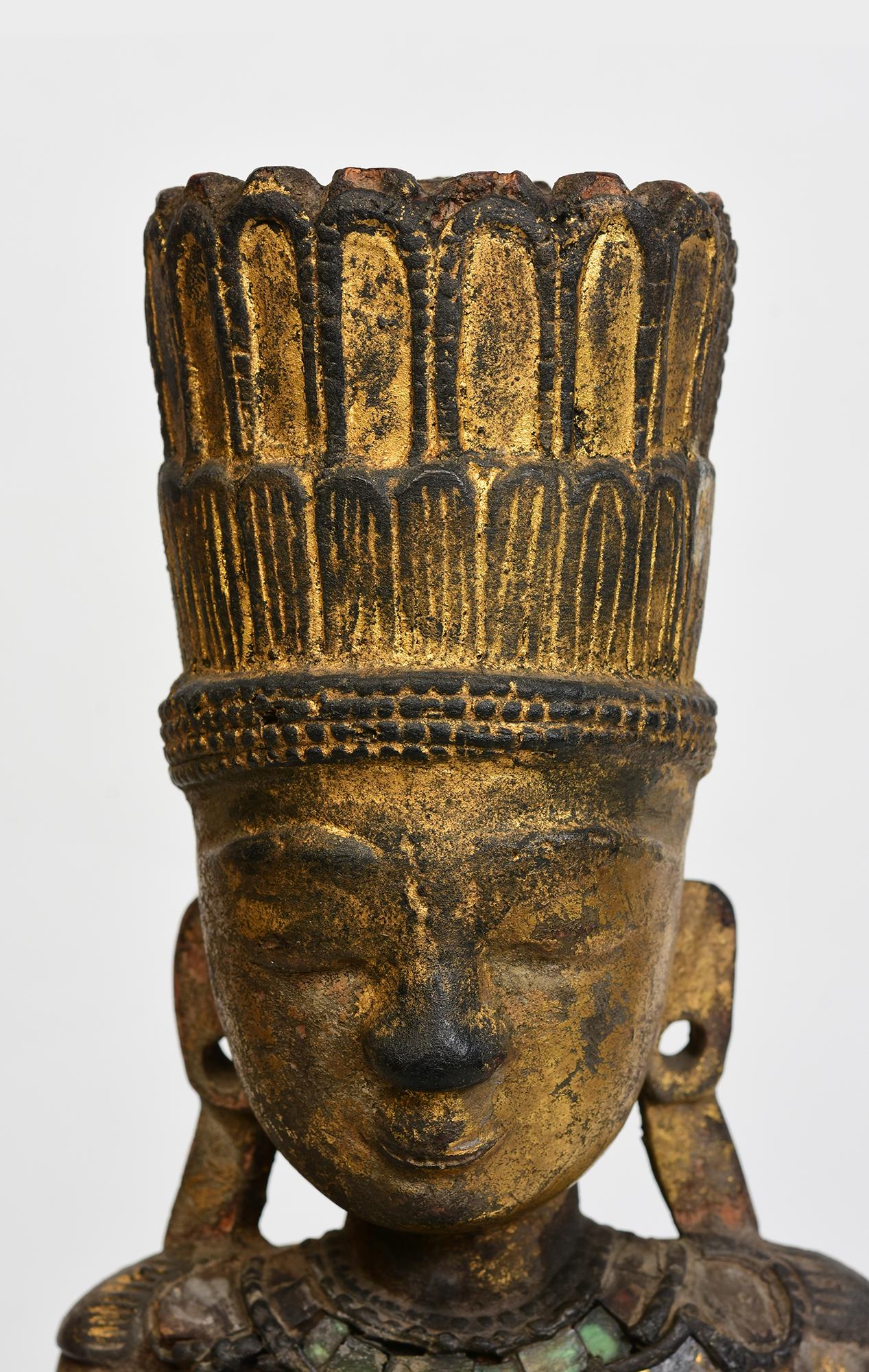Ancien Bouddha couronné assis en bois birman, parfois appelé 