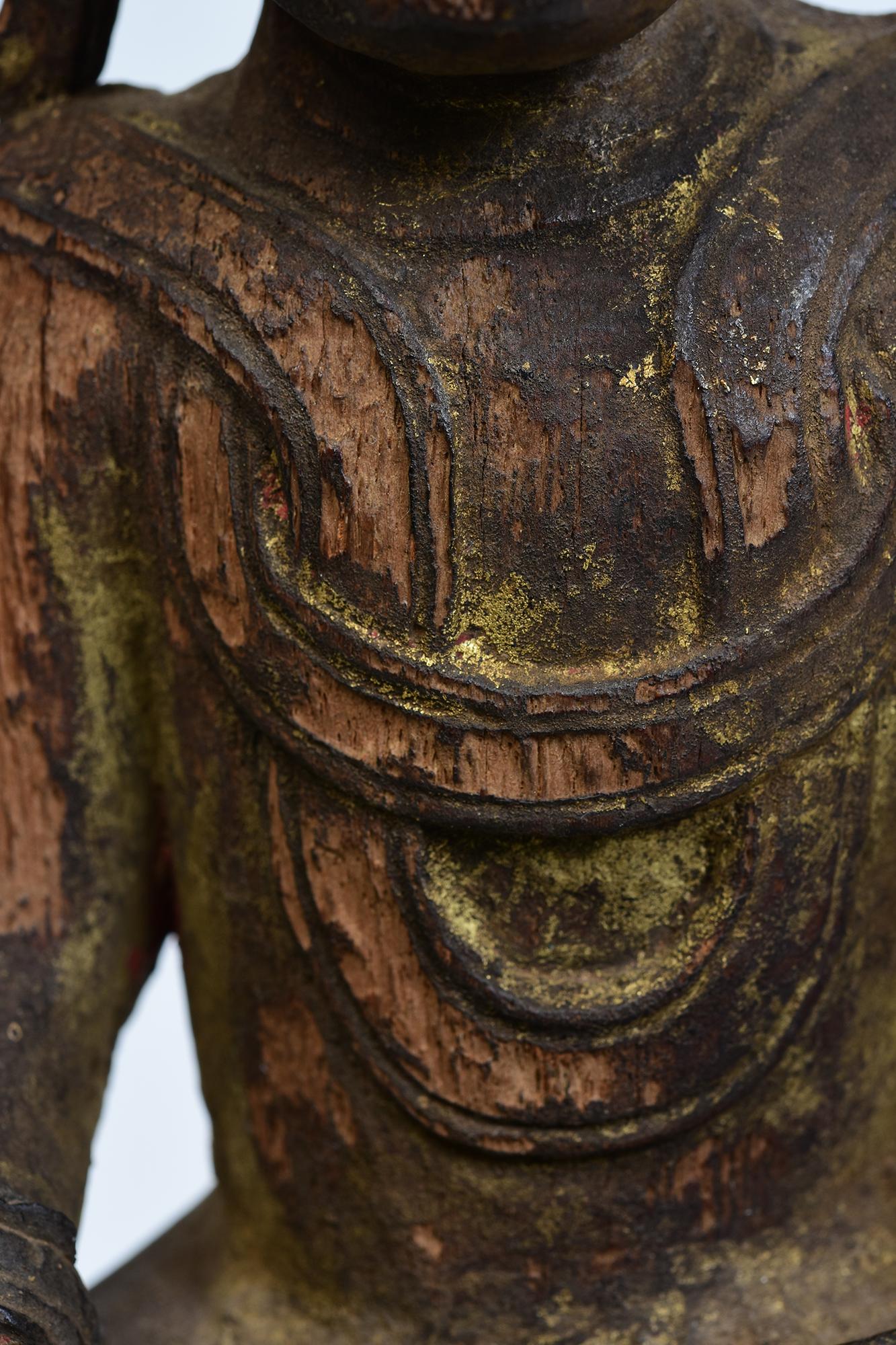Sculpté à la main XVIIIe siècle, Shan, Bouddha couronné assis en bois ancien de Birmanie en vente