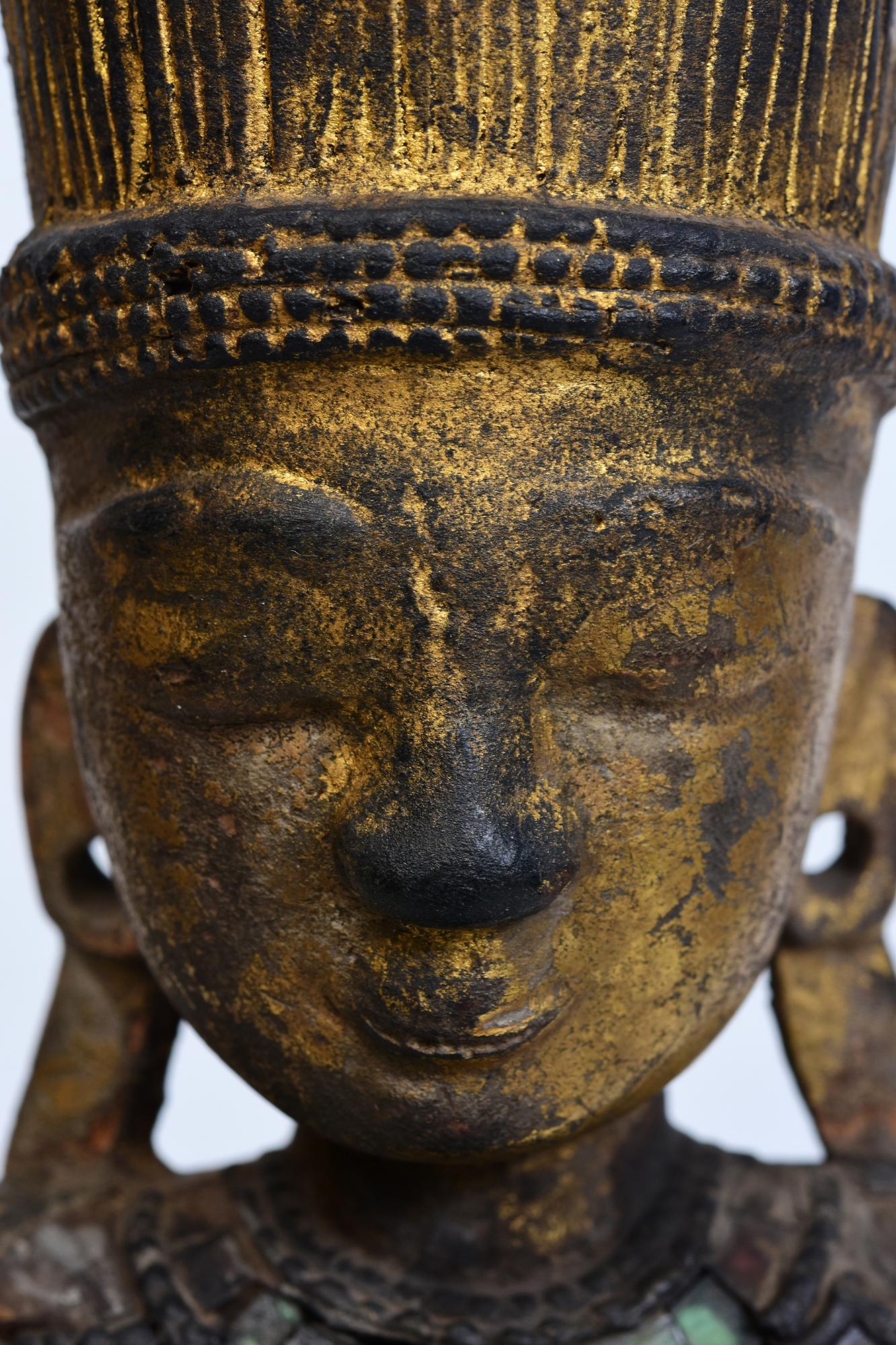 XVIIIe siècle, Shan, Bouddha couronné assis en bois ancien de Birmanie Bon état - En vente à Sampantawong, TH