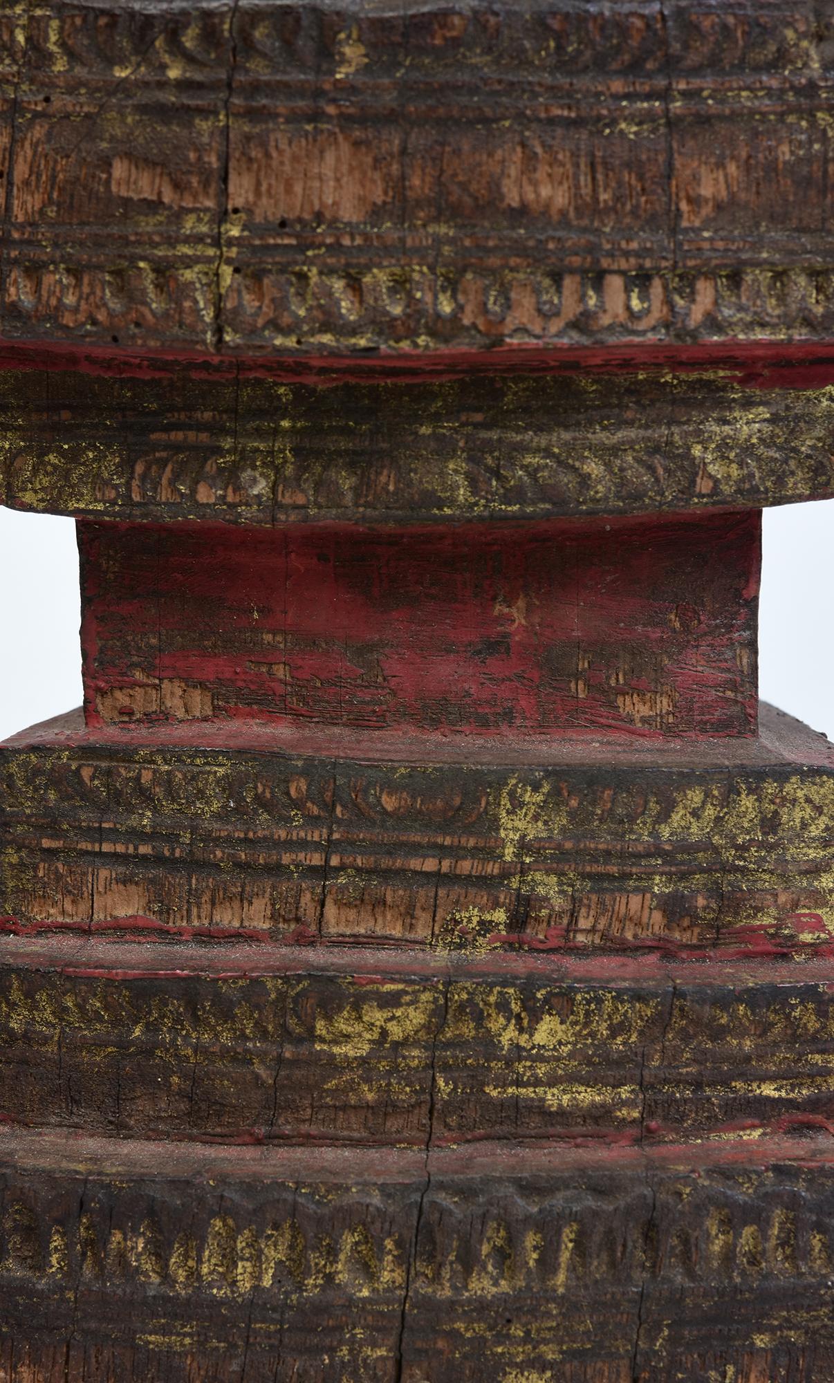 XVIIIe siècle et antérieur XVIIIe siècle, Shan, Bouddha couronné assis en bois ancien de Birmanie en vente