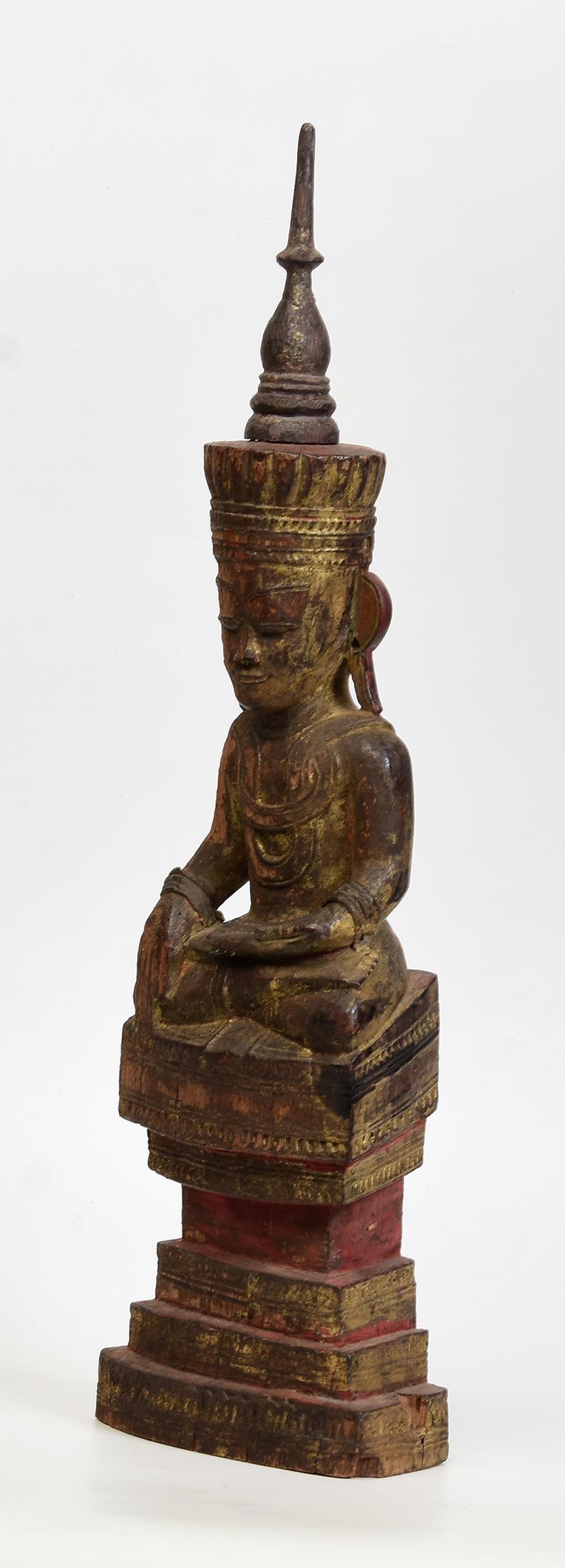 Bois XVIIIe siècle, Shan, Bouddha couronné assis en bois ancien de Birmanie en vente