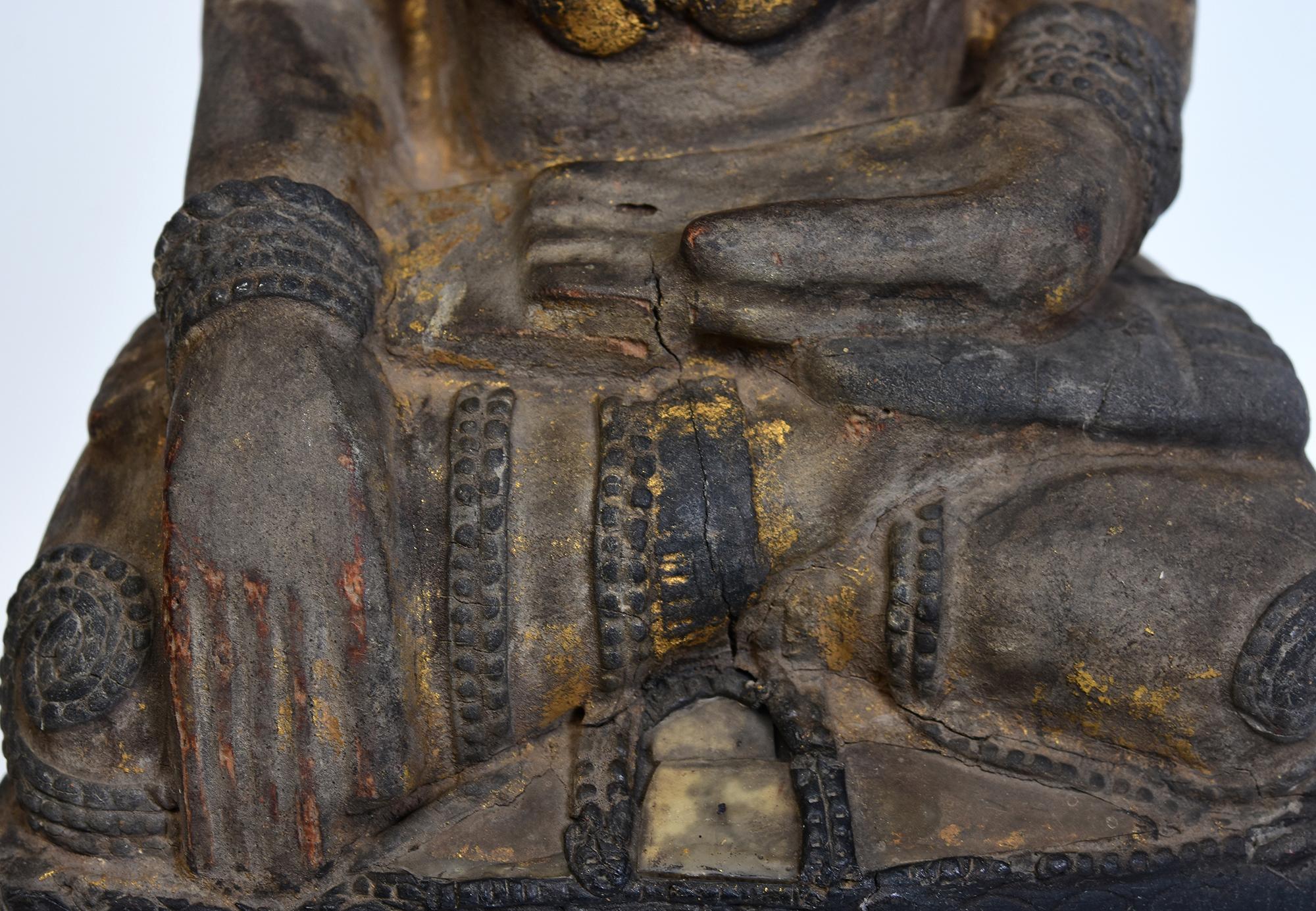 Bois XVIIIe siècle, Shan, Bouddha couronné assis en bois ancien de Birmanie en vente