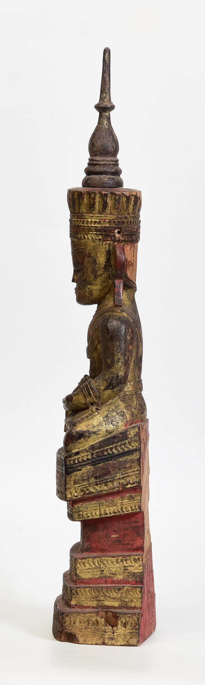 XVIIIe siècle, Shan, Bouddha couronné assis en bois ancien de Birmanie en vente 1