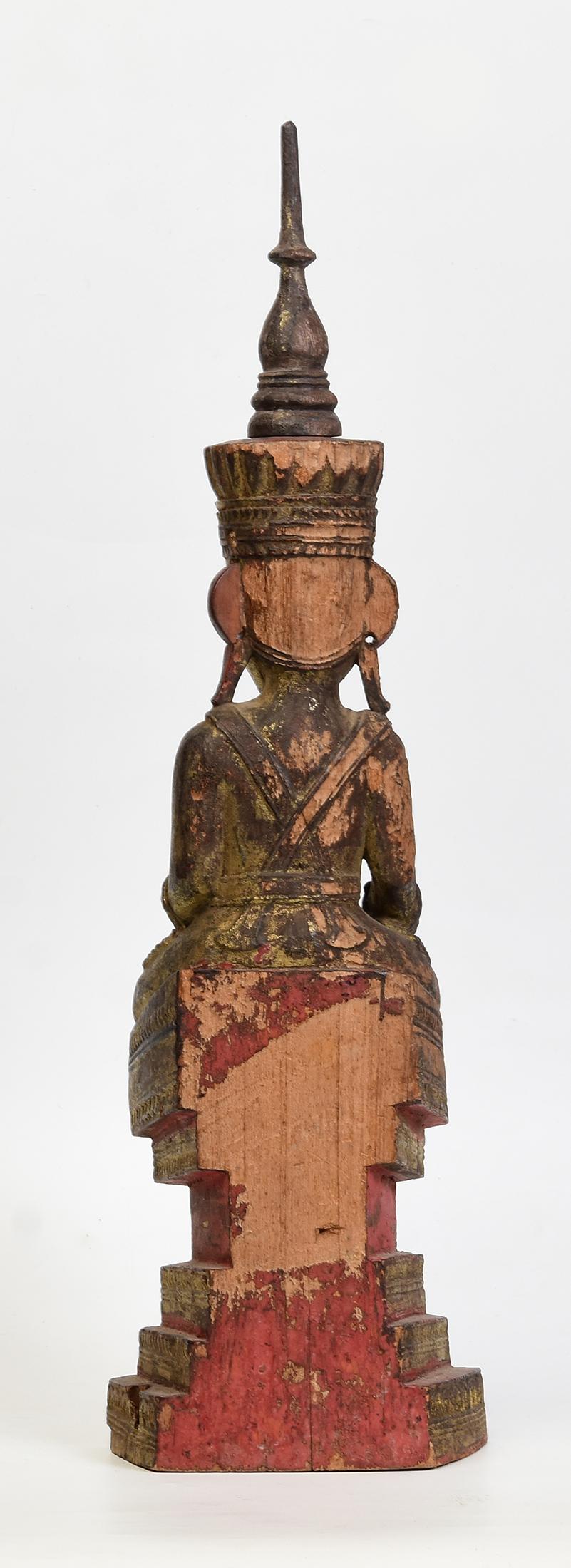 XVIIIe siècle, Shan, Bouddha couronné assis en bois ancien de Birmanie en vente 2