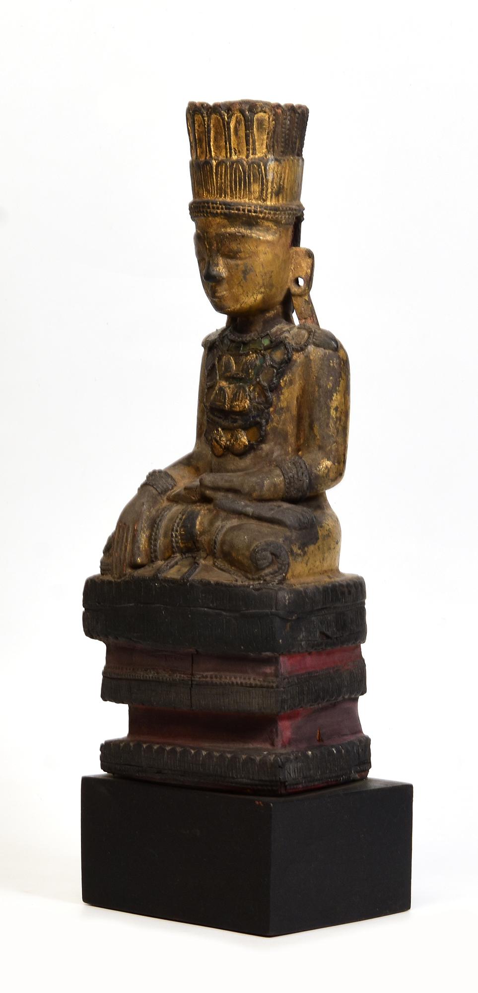 XVIIIe siècle, Shan, Bouddha couronné assis en bois ancien de Birmanie en vente 2