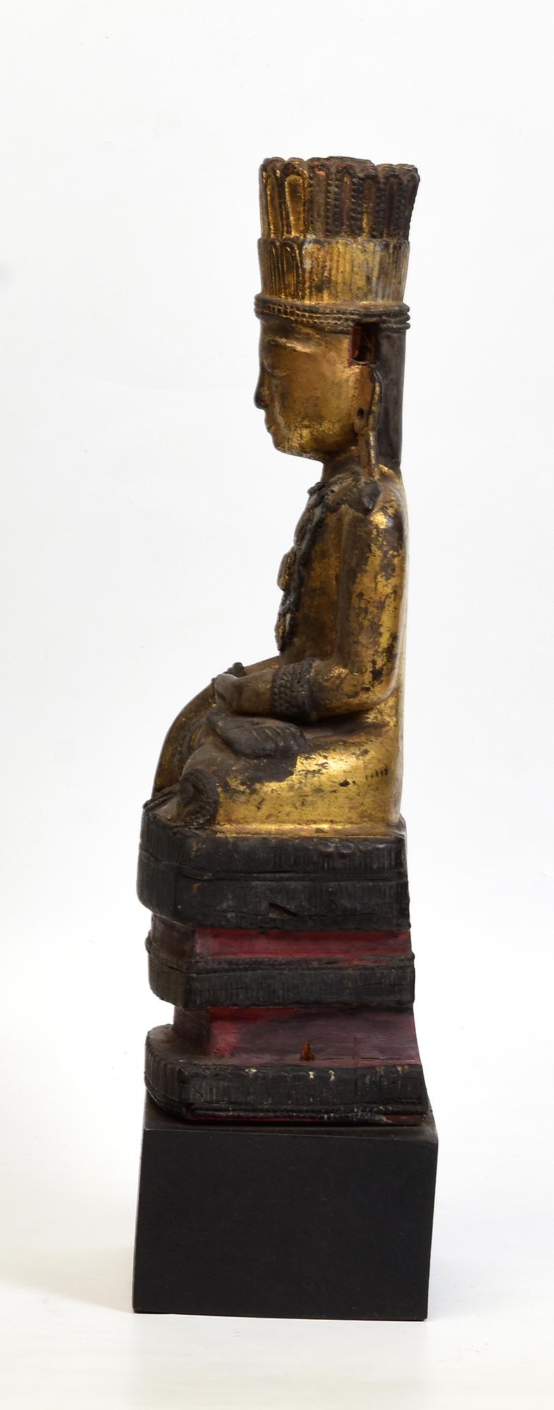 XVIIIe siècle, Shan, Bouddha couronné assis en bois ancien de Birmanie en vente 3