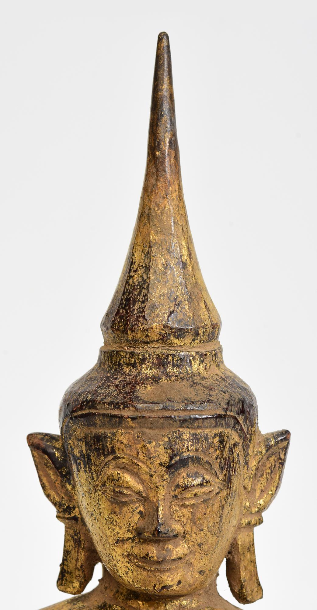 Buda birmano de madera Tai Lue sentado en postura Mara Vijaya (llamando a la tierra como testigo) sobre la base de inscripción.

Tai Lue es un pueblo tribal que vive en Birmania, es difícil encontrar Budas de esta etnia y los Budas Tai Lue tienen un