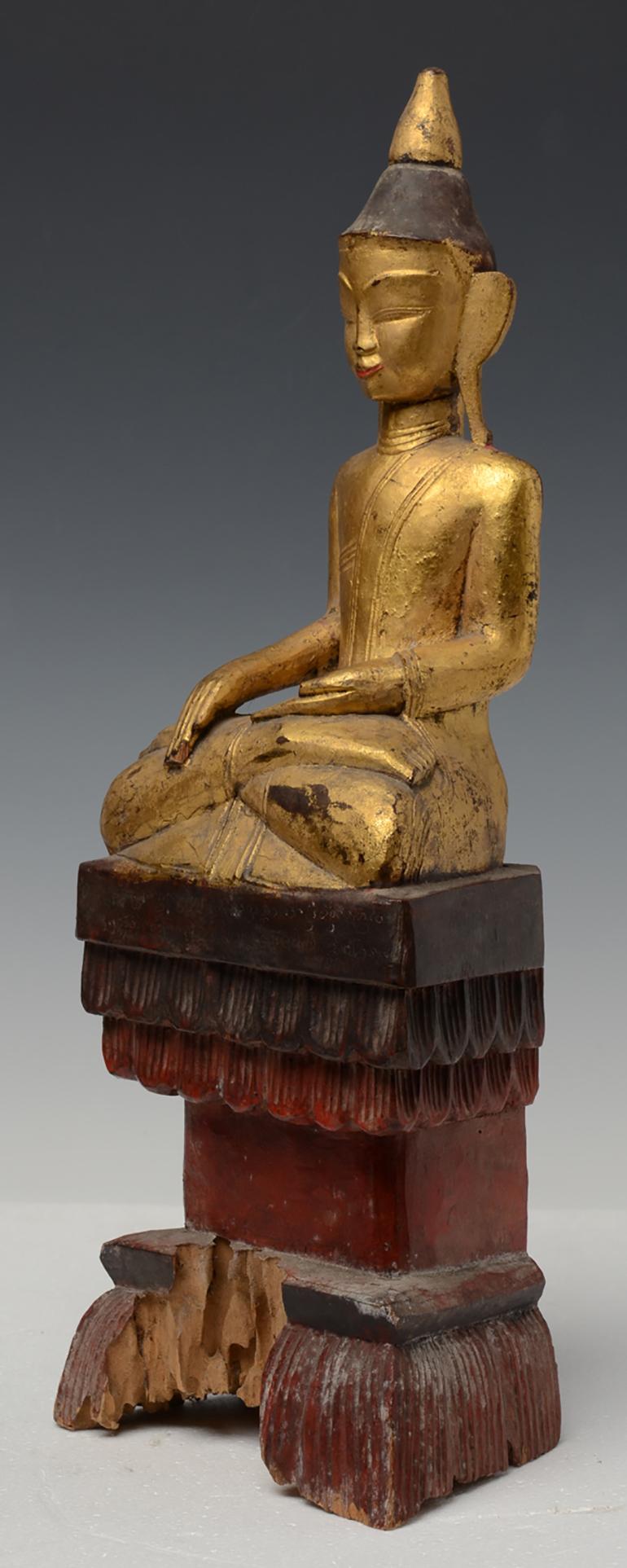 18th Century, Shan, Antique Tai Lue Burmese Wooden Seated Buddha In Good Condition For Sale In Sampantawong, TH
