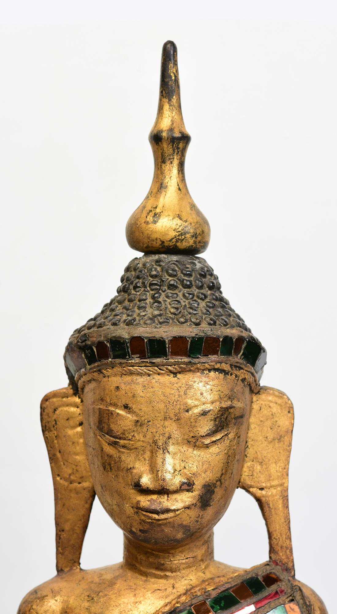Ancien Bouddha birman en bois de Tai Yai assis en posture Mara Vijaya (appelant la terre à témoigner) sur une base en or doré et verre.

Le Tai Yai est un groupe de populations tribales vivant en Birmanie. Il est difficile de trouver un Bouddha issu