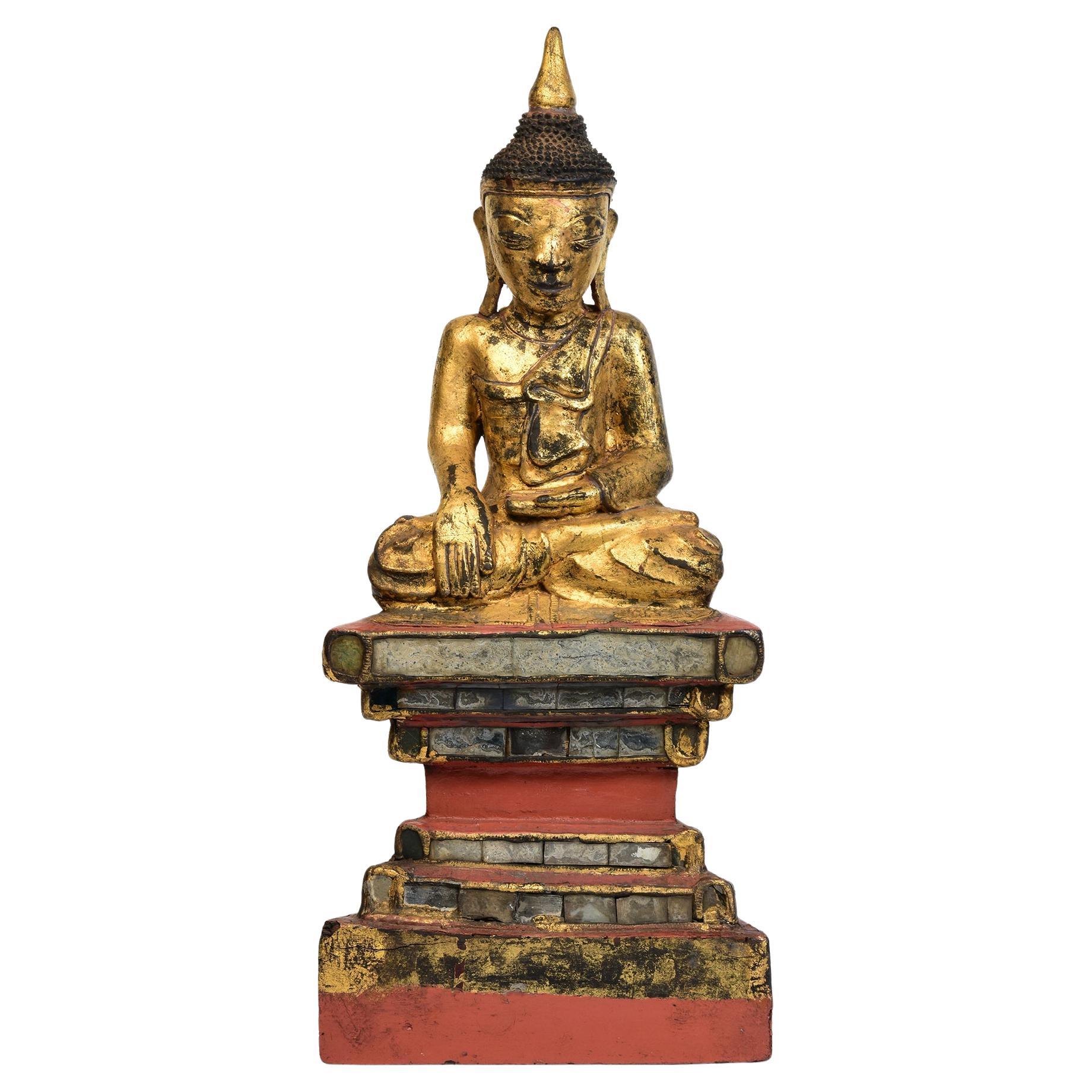 18. Jahrhundert, Shan, antiker burmesischer sitzender Buddha aus Holz im Tai Yai-Stil