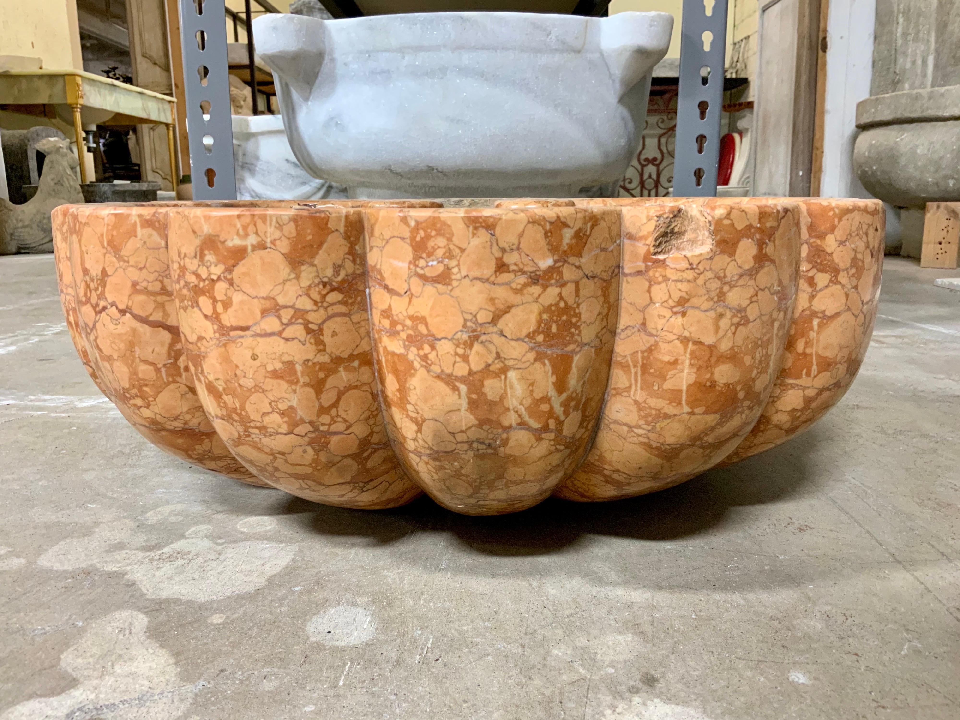 18th Century Shell Shaped Marble Sink from Italy In Good Condition In Dallas, TX
