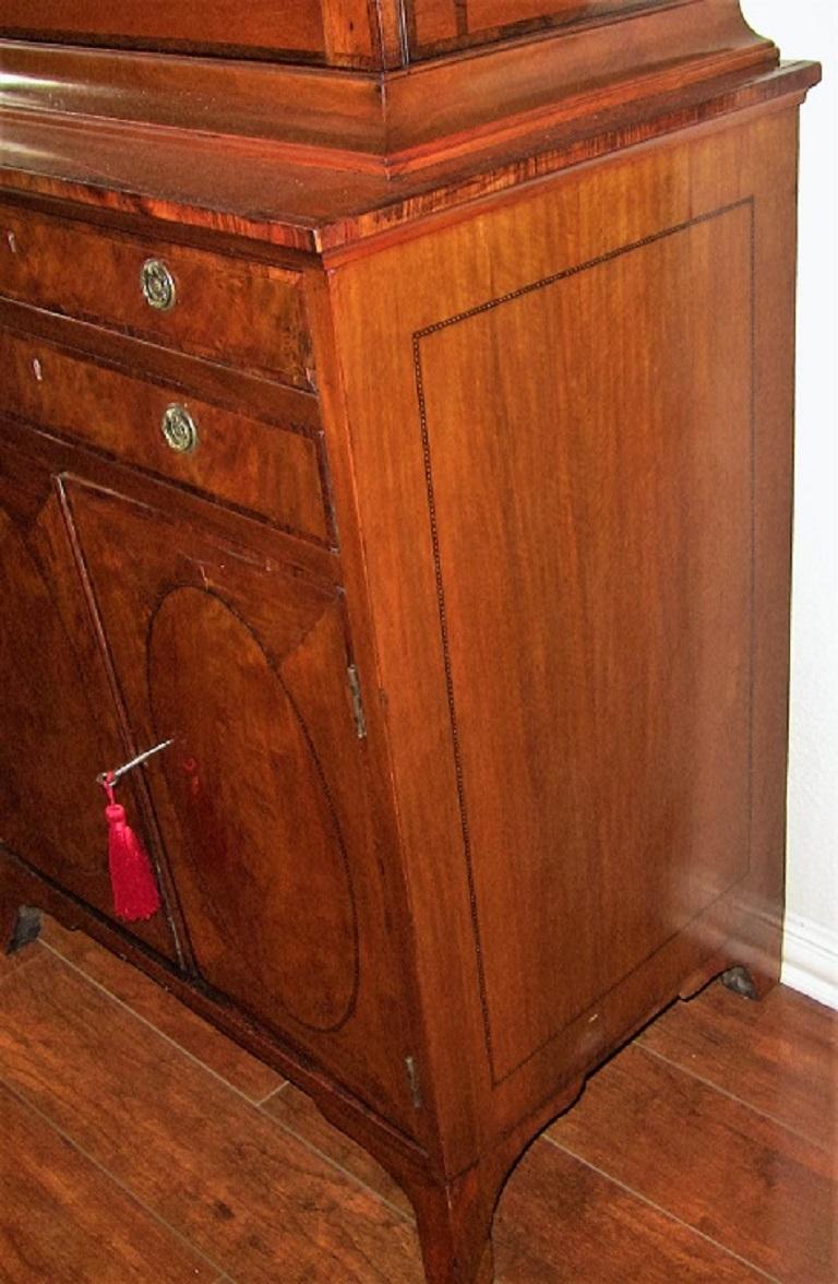 18C Irish Sheraton Satinwood Display Cabinet In Good Condition For Sale In Dallas, TX