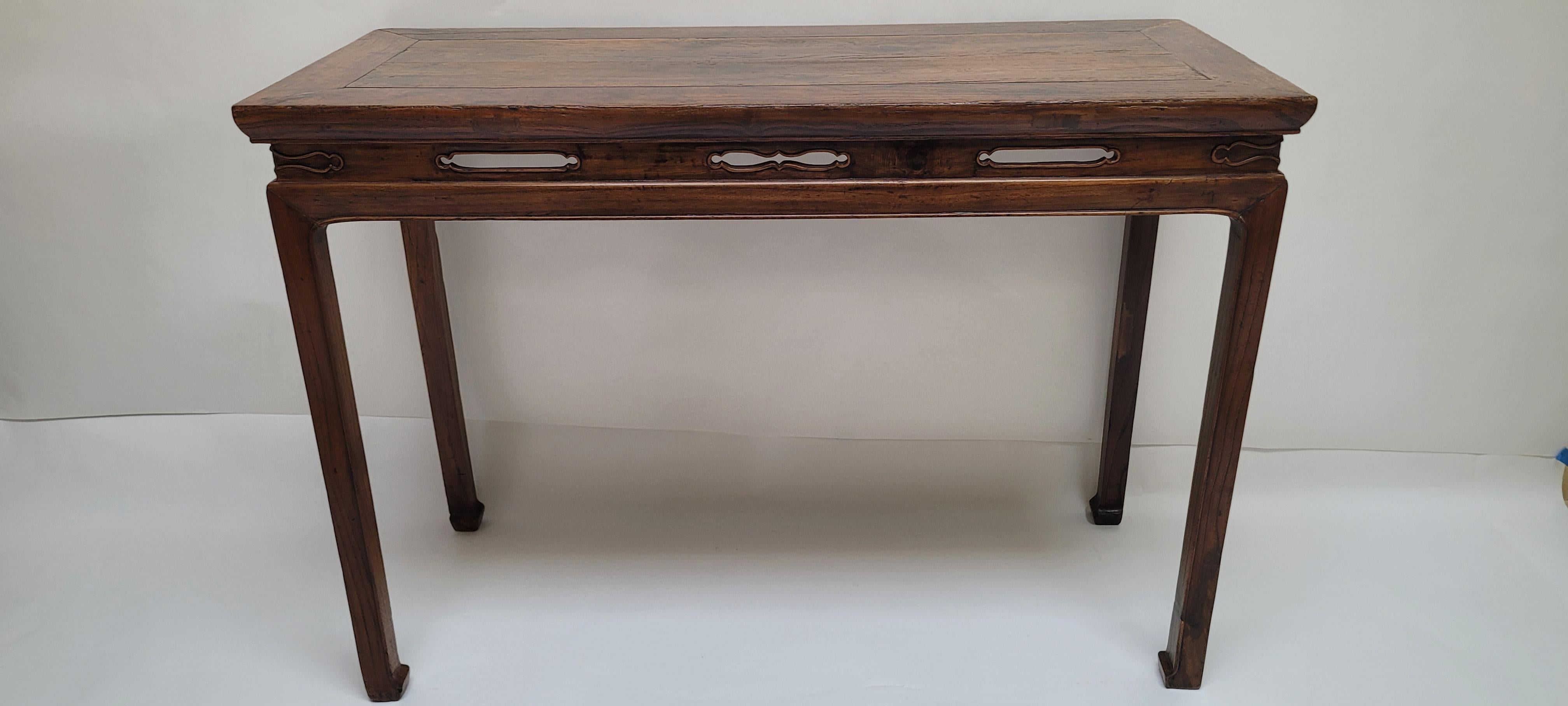 Cette table a été utilisée comme petite table de peinture. La forme et le design de la table sont typiques du style Ming avec des pieds d'angle droits et une taille haute. Le cadre supérieur est perlé sur les bords concaves bas. La taille est