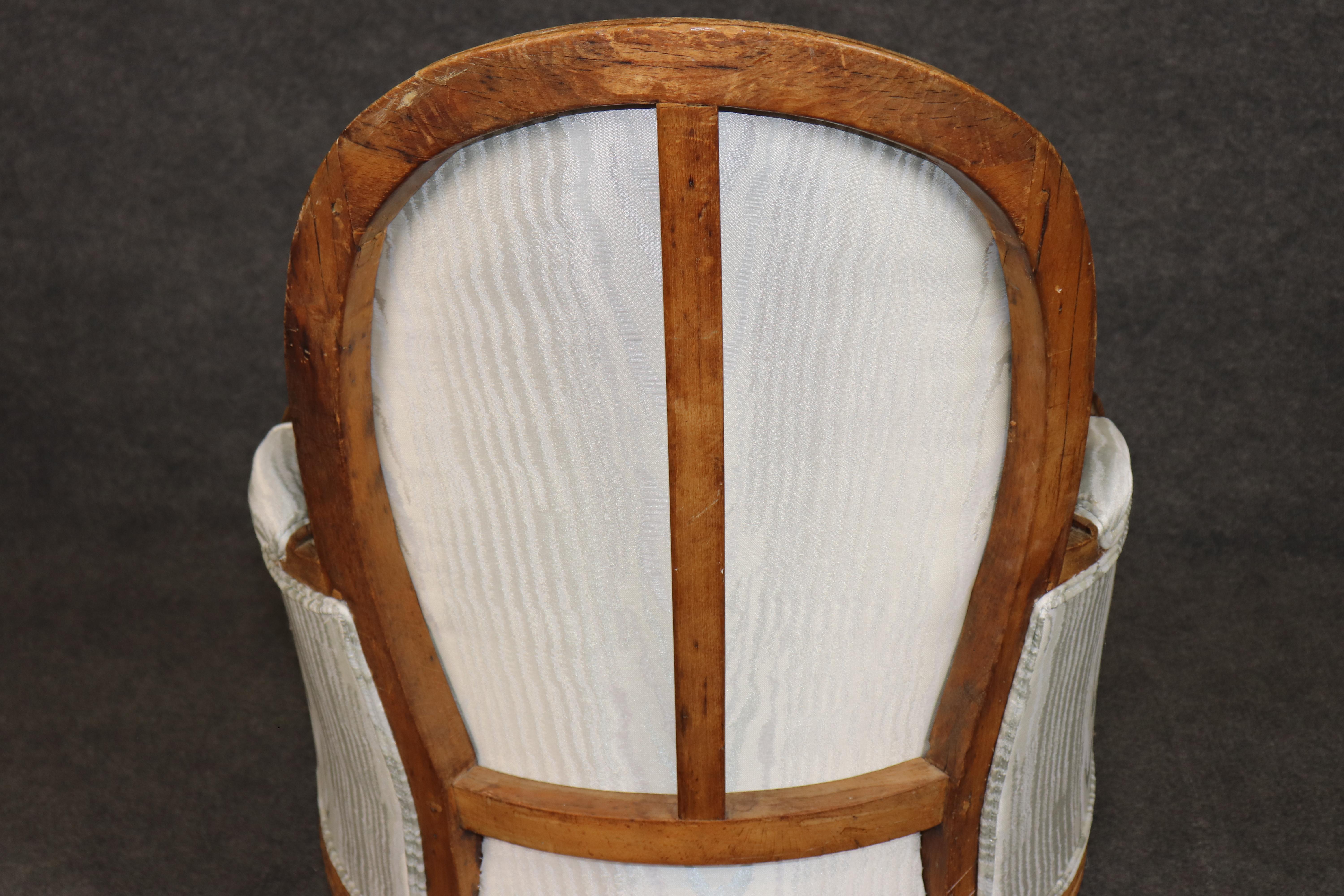 18th Century Signed French Louis XVI Carved Bergère Chair im Angebot 4