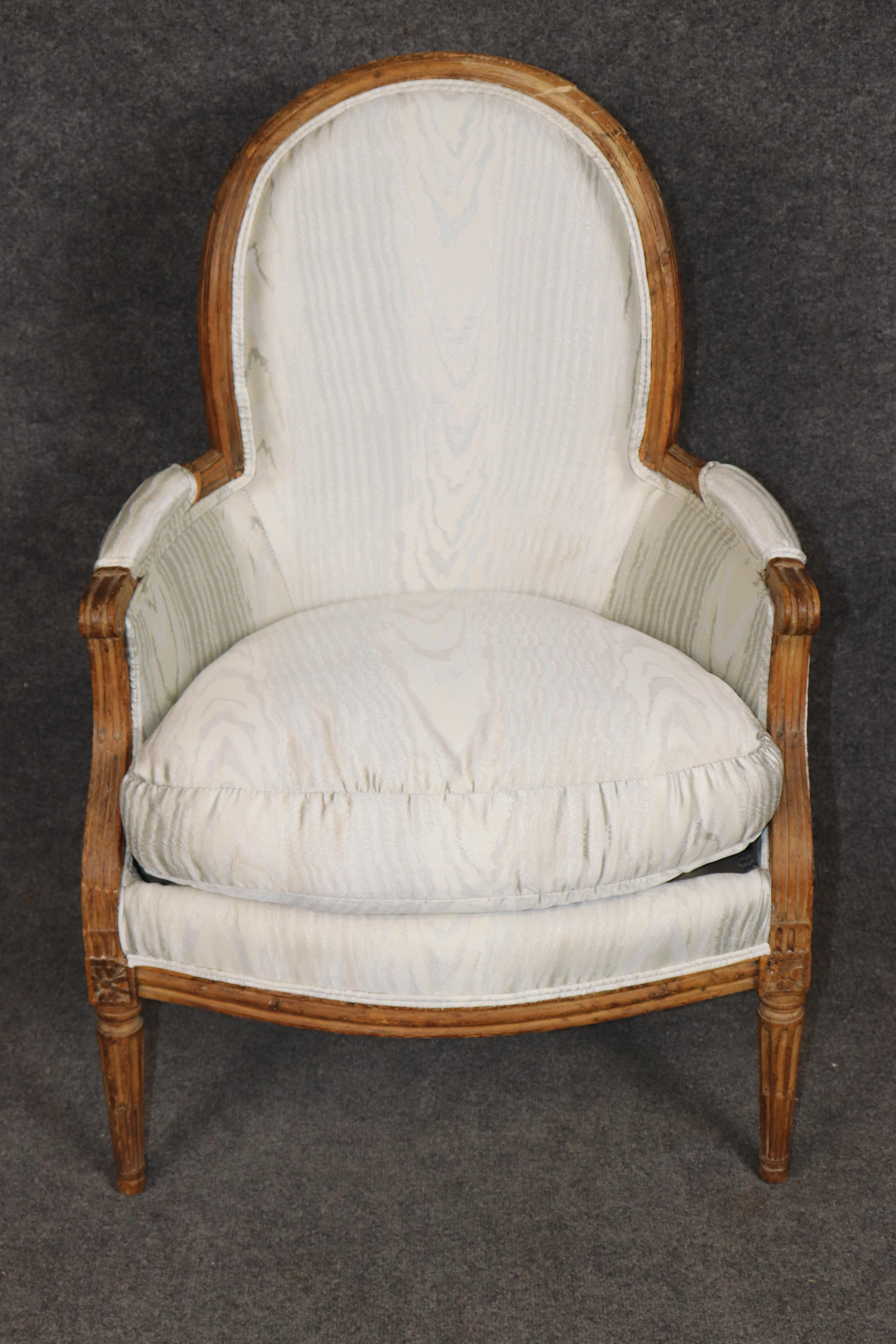 18th Century Signed French Louis XVI Carved Bergère Chair (Louis XVI.) im Angebot
