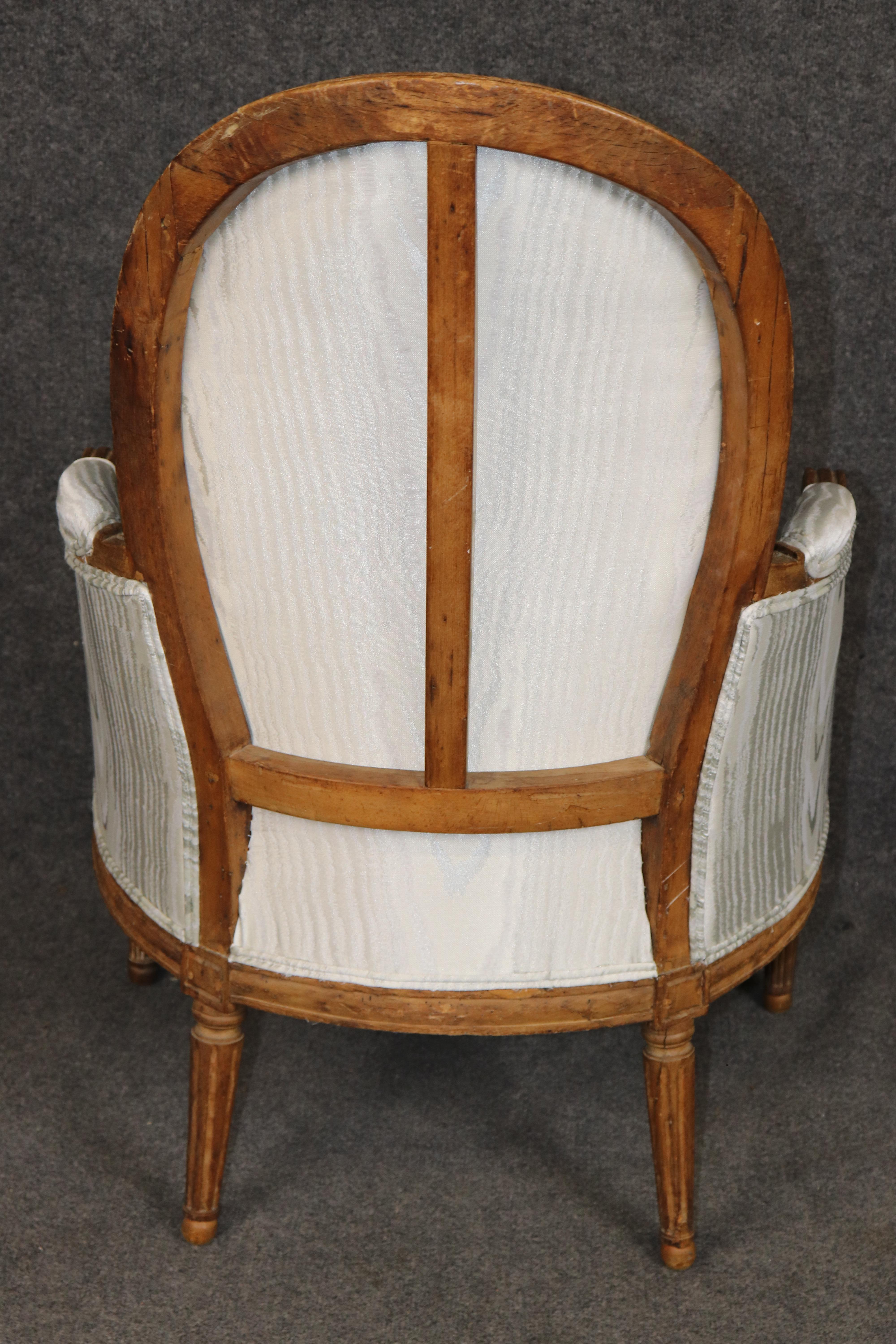 18th Century Signed French Louis XVI Carved Bergère Chair (Handgeschnitzt) im Angebot