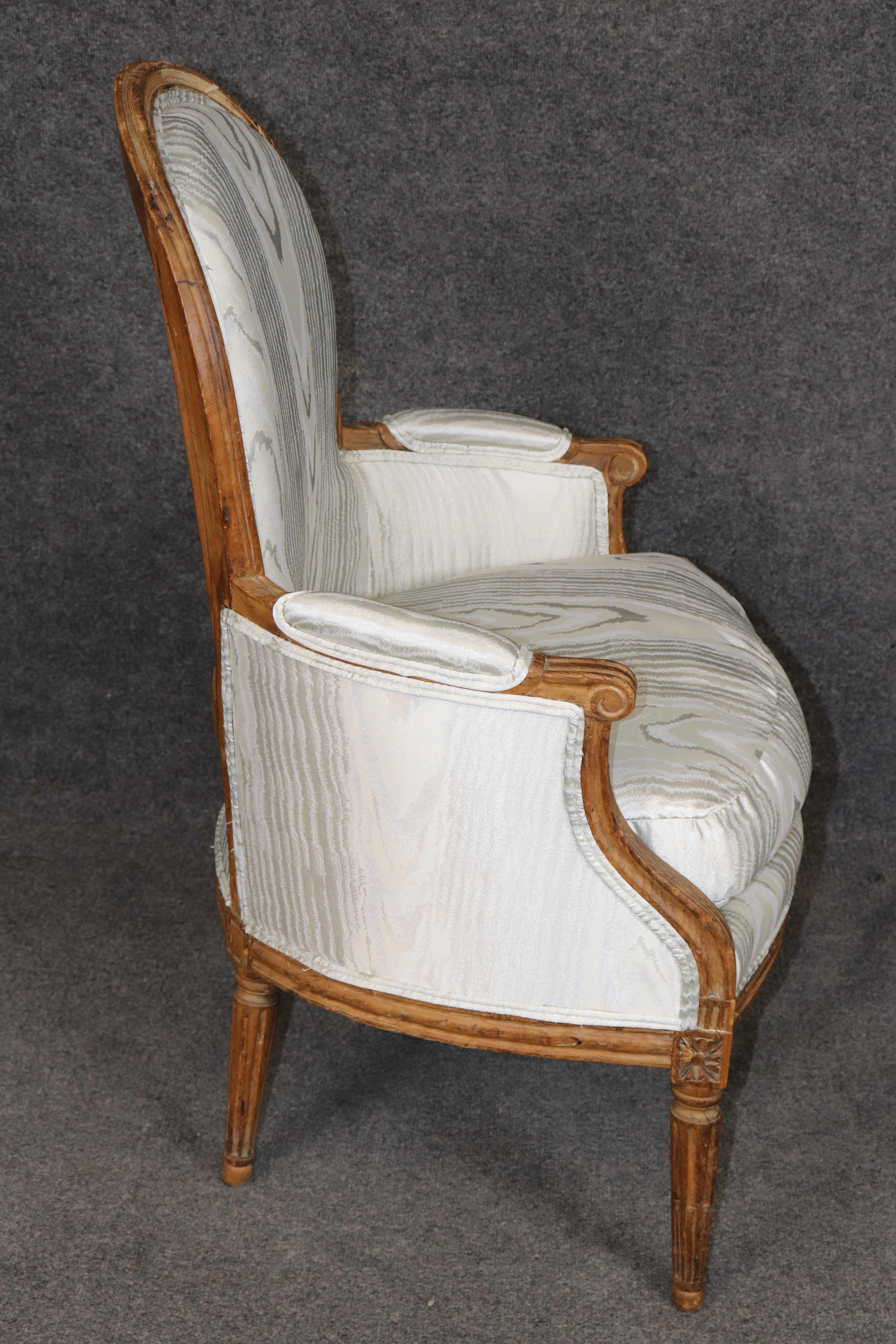 18th Century Signed French Louis XVI Carved Bergère Chair im Zustand „Gut“ im Angebot in Swedesboro, NJ